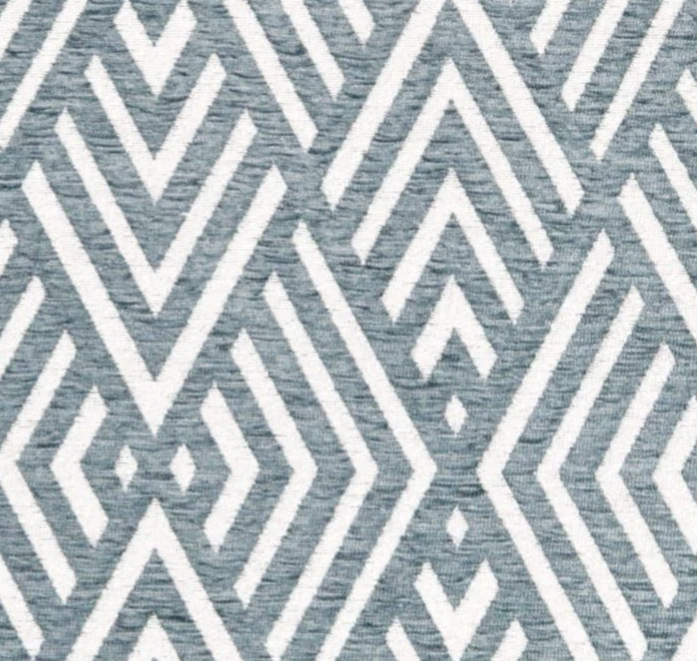 Een patroon van geometrische lijnen en diamantvormen in wit en grijs tinten, herhalend over een textiel oppervlak.