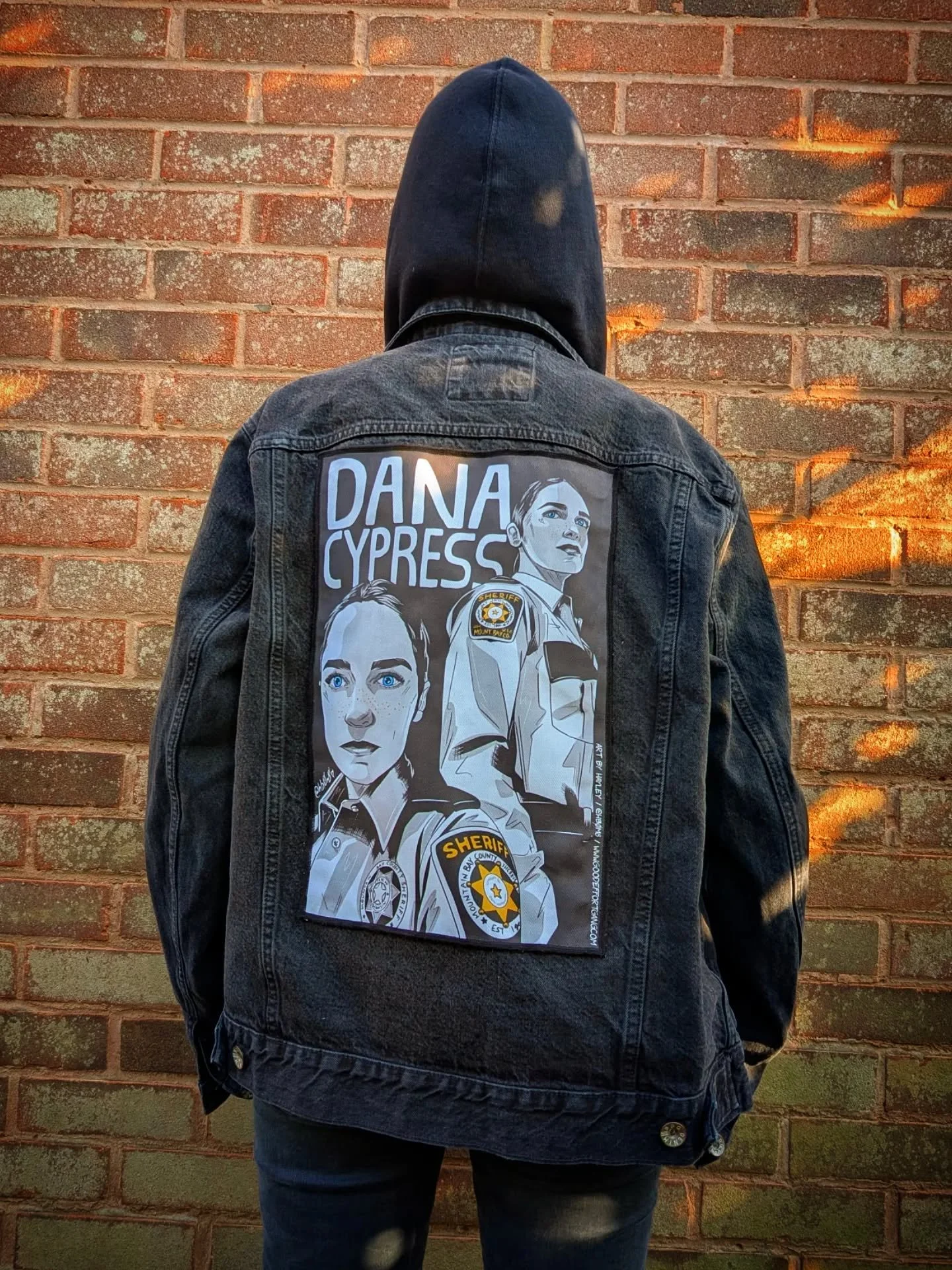 Do you think if I keep staring at this wall the new episode of #Revival will come quicker?! ✨🧟&zwj;♀️🍩

📺: Revival on @syfy
👮🏻&zwj;♀️: Dana Cypress as portrayed by @melanie.scrofano.officiel
🧥: custom fan art jacket by @hb0m8 

Leave a 🖤 if yo