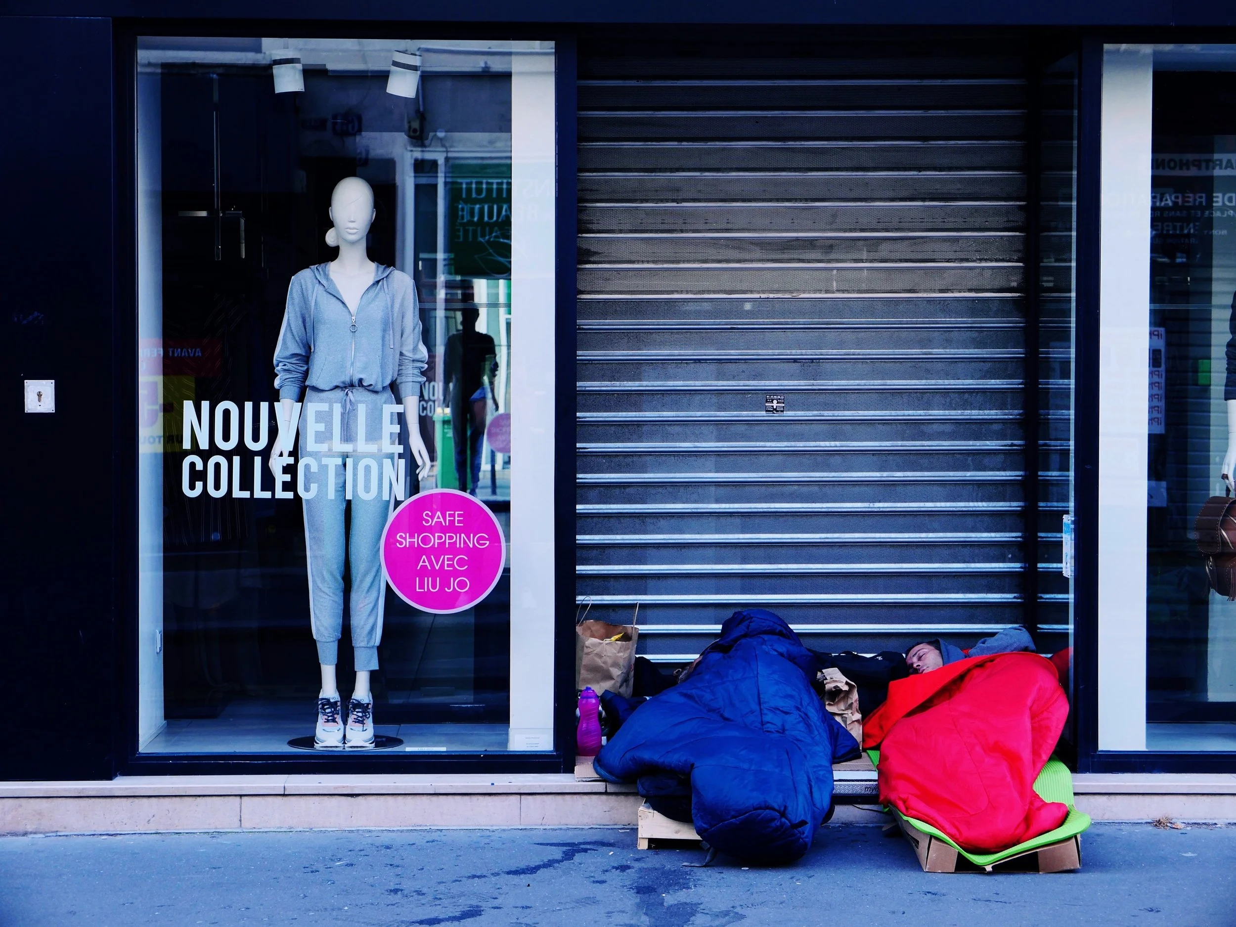 Indifférence à vendre (France, Paris)
