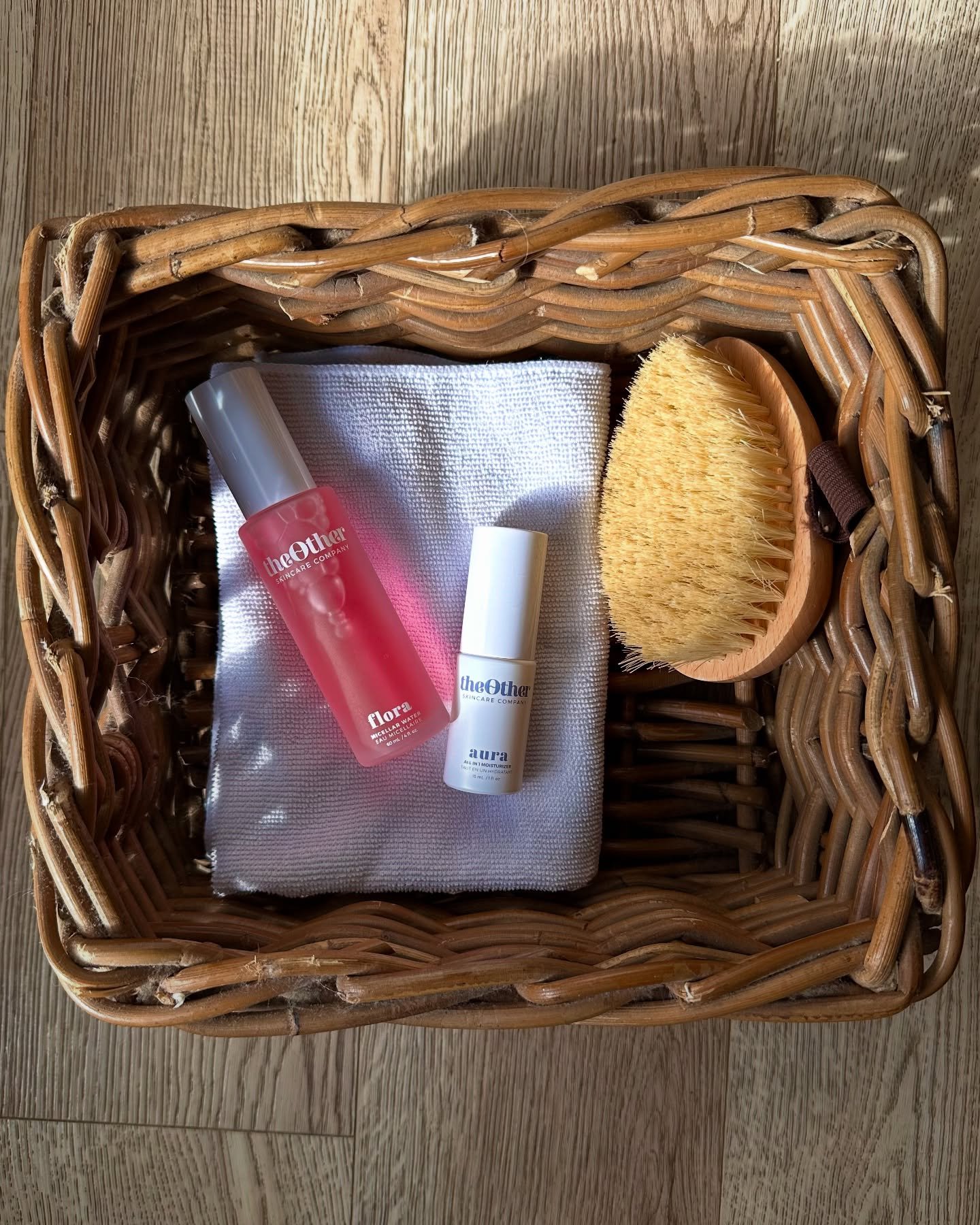 NOUVEAU &mdash; L&rsquo;eau micellaire FLORA 🌺 disponible format mini 60ml et 120ml. D&eacute;maquille, tonifie et hydrate avec des hydrolats de n&eacute;roli et des extraits de concombre et de bambou ferment&eacute;. Fait au Canada 🇨🇦