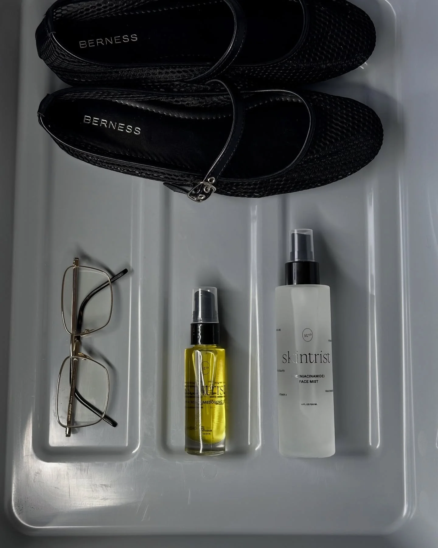 Minimal steps, maximal glow 🌟

Key ingredients to know:

PRO Niacinamide (face mist) &mdash; Niacinamide (vitamine B3) pour r&eacute;guler le s&eacute;bum et illuminer le teint, provitamine B5 pour hydrater et apaiser, plus un cocktail d&rsquo;extra