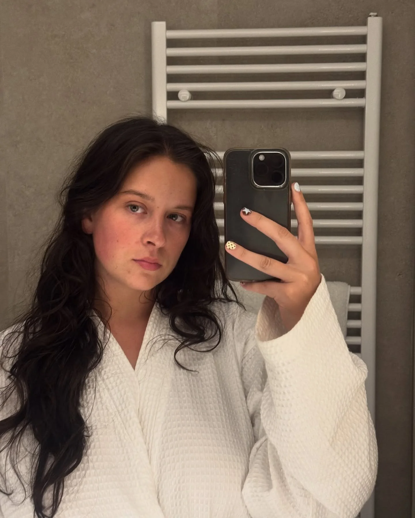 Ma muse, Rose Adam, partage sa routine skincare &mdash; curated par @leadaiglet❣️

Swipe pour lire 🌝

Chaque produit lui a &eacute;t&eacute; conseill&eacute; lors de ses suivis en soin du visage pour calmer sa rosac&eacute;e et travailler sa texture