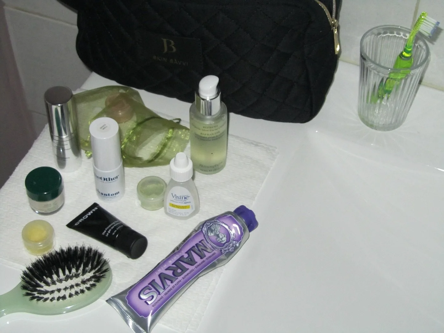 La r&eacute;alit&eacute; de mon comptoir de salle de bain lors de mon dernier voyage!!🌀

#travelsizeskincare #carryon #miniskincare