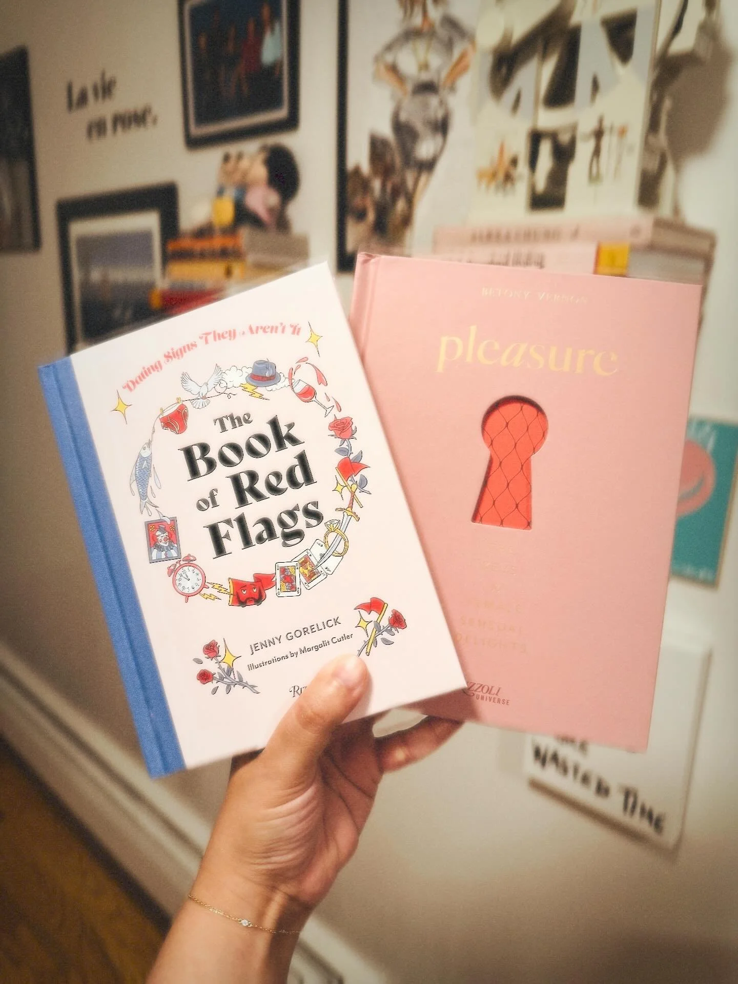 valentine&rsquo;s day is tomorrow&hellip;♡♡♡

whether you have dinner plans, a situationship, or you&rsquo;re just taking yourself out for pasta (as you should), i have two reads to recommend for the weekend and beyond. | sponsored

📖 *The Book of R