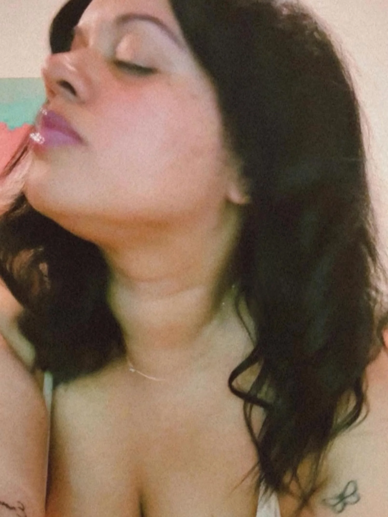 forever a lover girl. ♡

Pero mi coraz&oacute;n nunca ha sido m&iacute;o
Yo siempre lo doy
Coge un trozo de m&iacute;
Qu&eacute;datelo pa&rsquo; cuando no est&eacute;
Ser&eacute; tu reliquia
Soy tu reliquia
Ser&eacute; tu reliquia

__________________