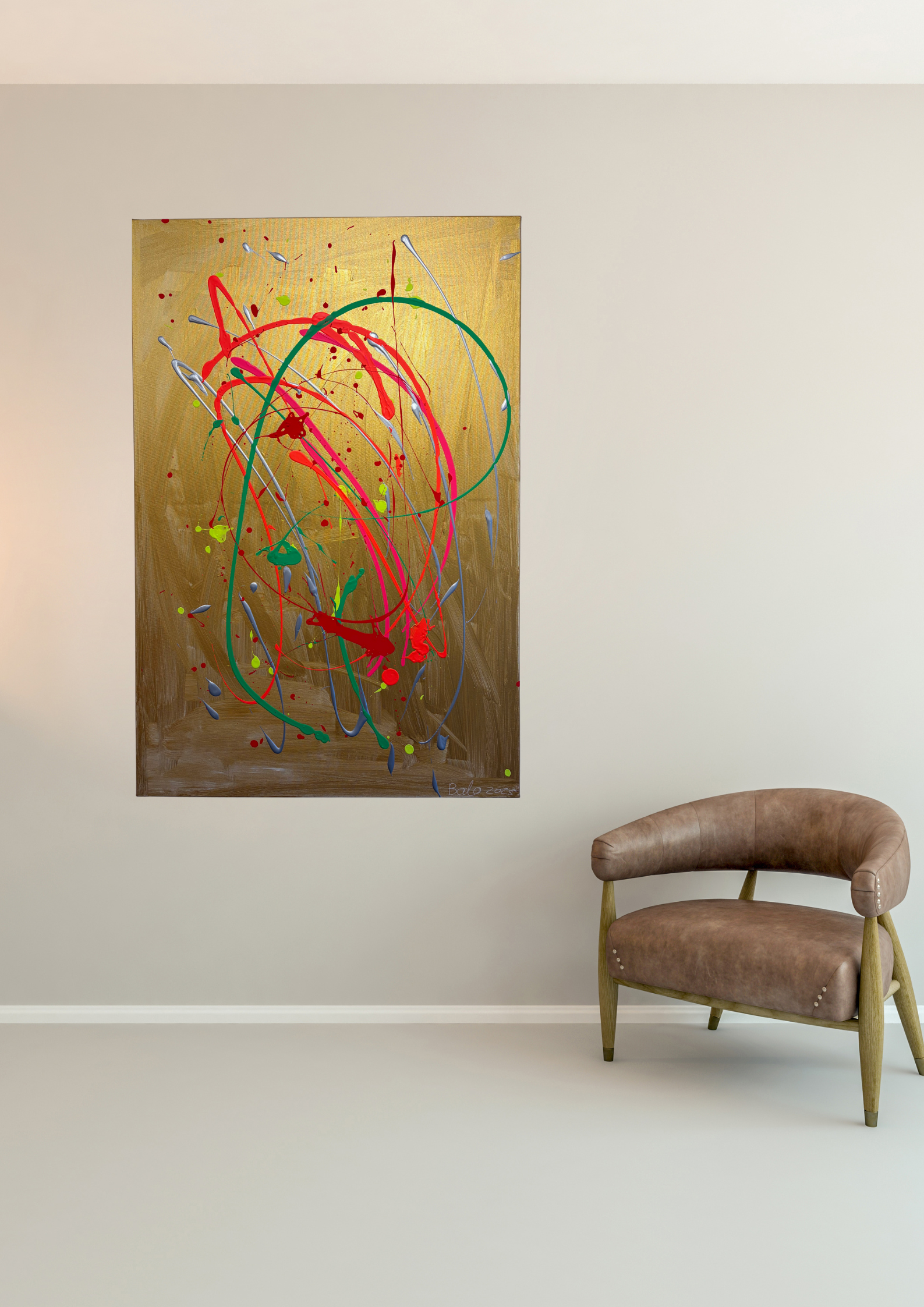 Goldenes Bild an der Wand, daneben ein brauner Sessel mit Lehnen.