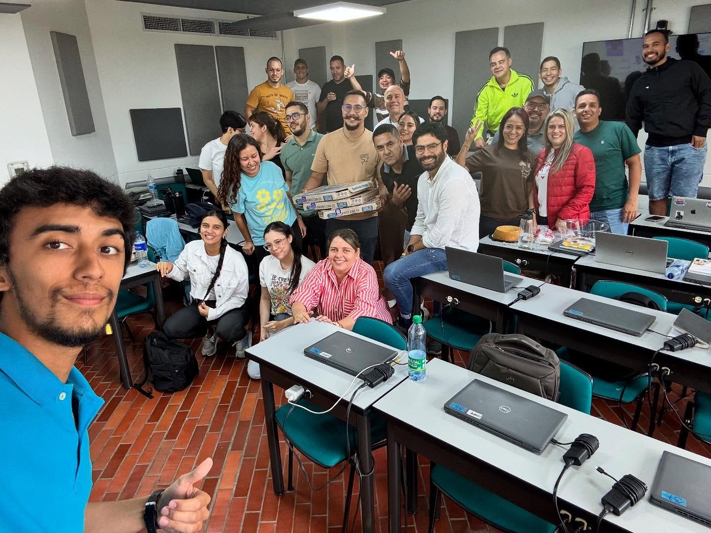 Mis alumnos de marketing digital la &uacute;ltima clase de Shopify ❤️ gracias los quiero chicos