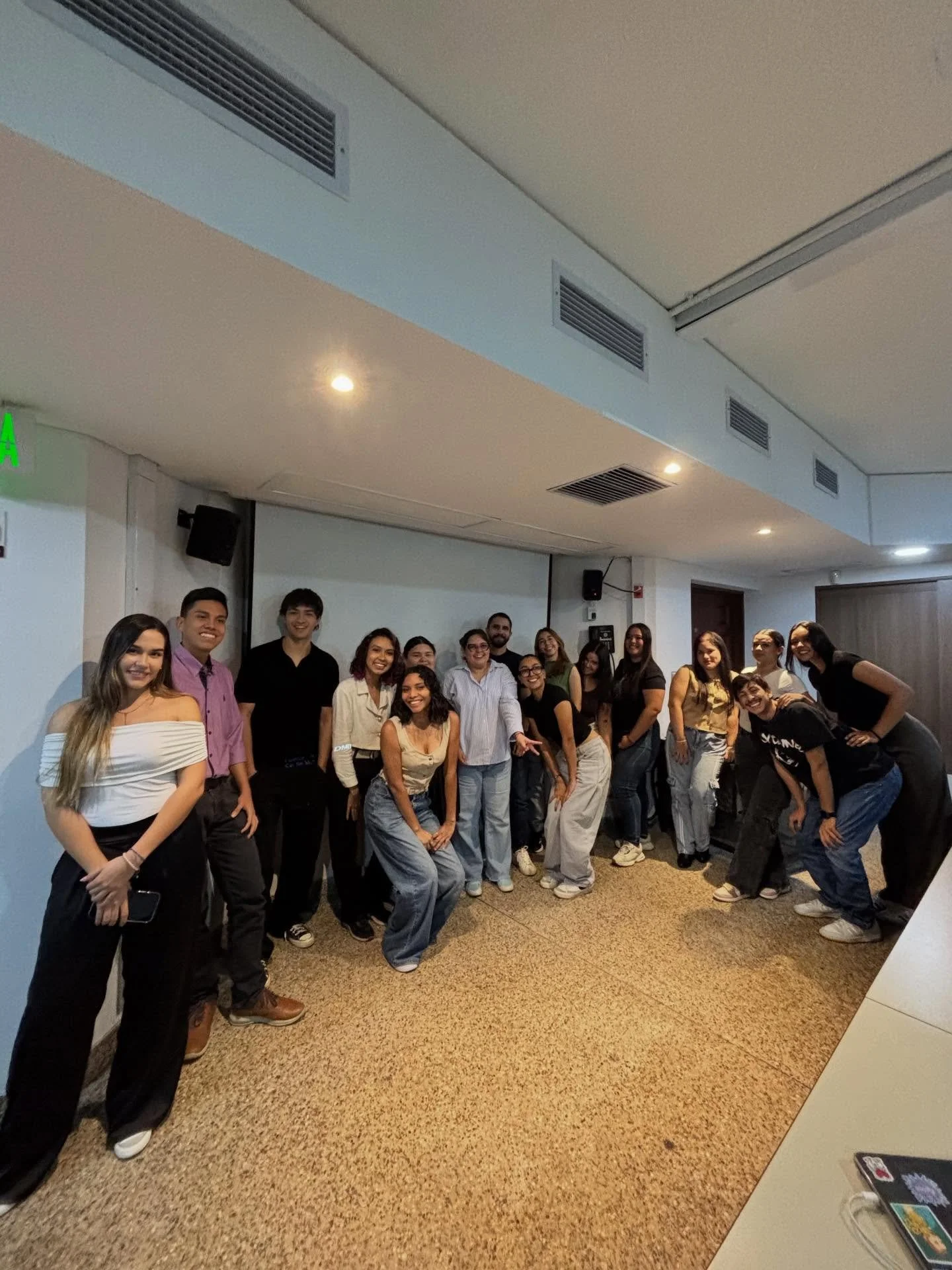 Hoy finalice la clase de pregrado de publicidad digital, estrategia en Ecommerce. Me siento muy agradecida con @elmortega y AlexMoreno obvio con mis estudiantes porque fueron excelentes trabajos ❤️❤️❤️