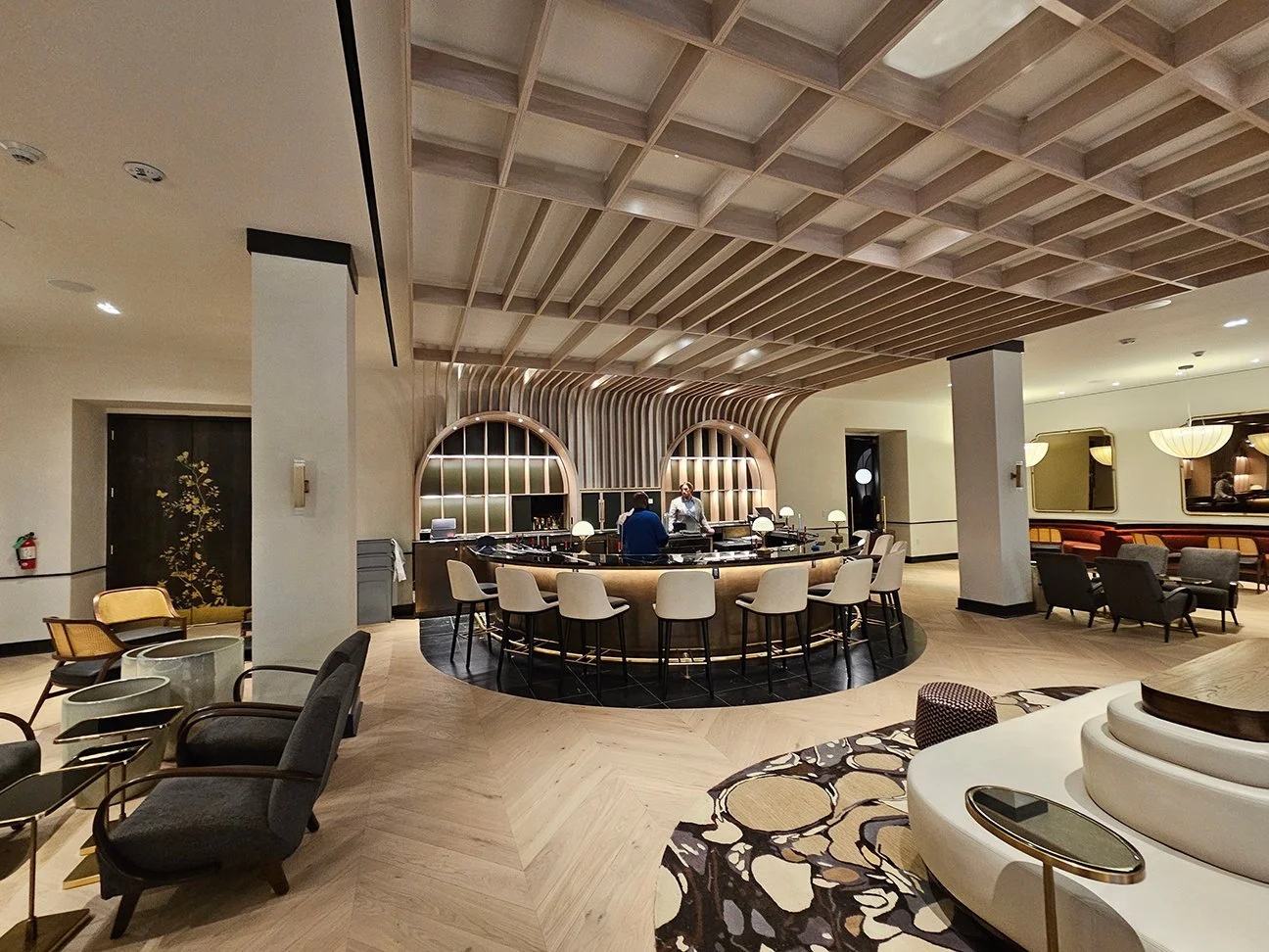 Omni-hotel-main-bar-hospitality-design-millwork-oak.jpg