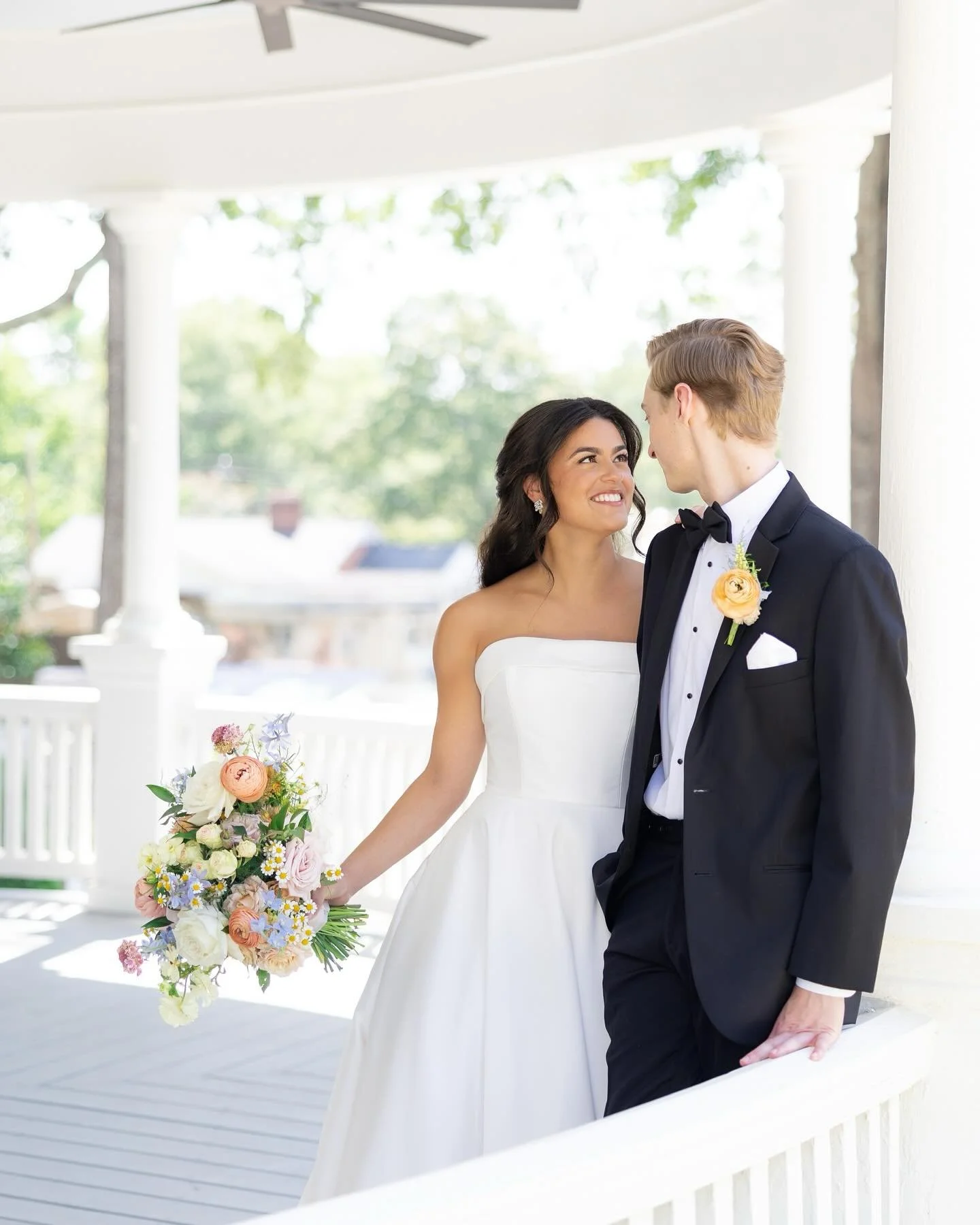 My favorite things to capture on a wedding day? 💍

1️⃣ The raw emotions and pure joy that can&rsquo;t be staged &mdash; the nervous giggles before the first look, the tears during the vows, the unfiltered laughter on the dance floor. Those fleeting,