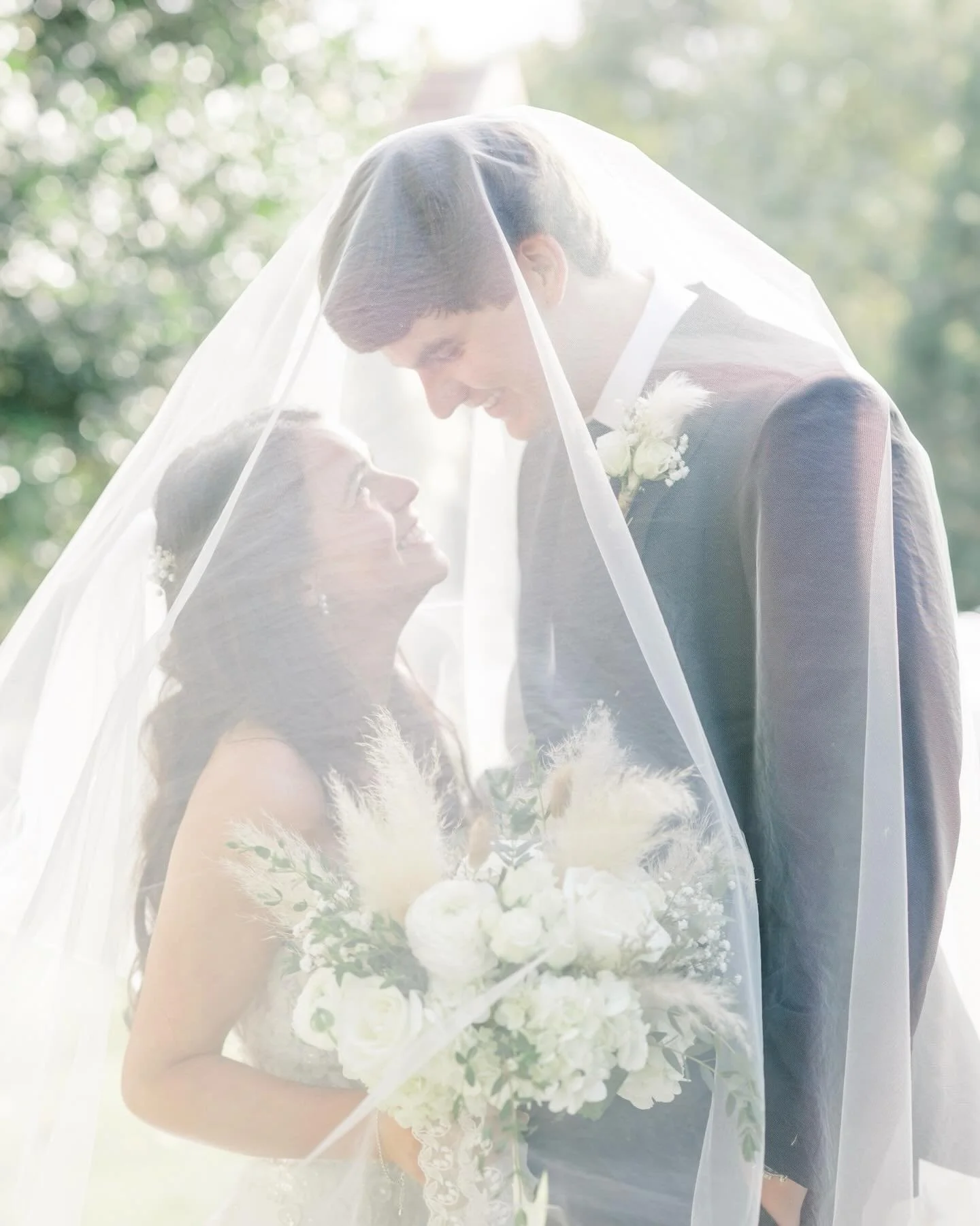 Arya &amp; Drew&rsquo;s wedding weekend was a beautiful celebration from beginning to end🤍

They kicked off the celebration with an intimate rehearsal dinner at The Mayton Inn, filled with laughter, heartfelt speeches, and great food, followed by a 