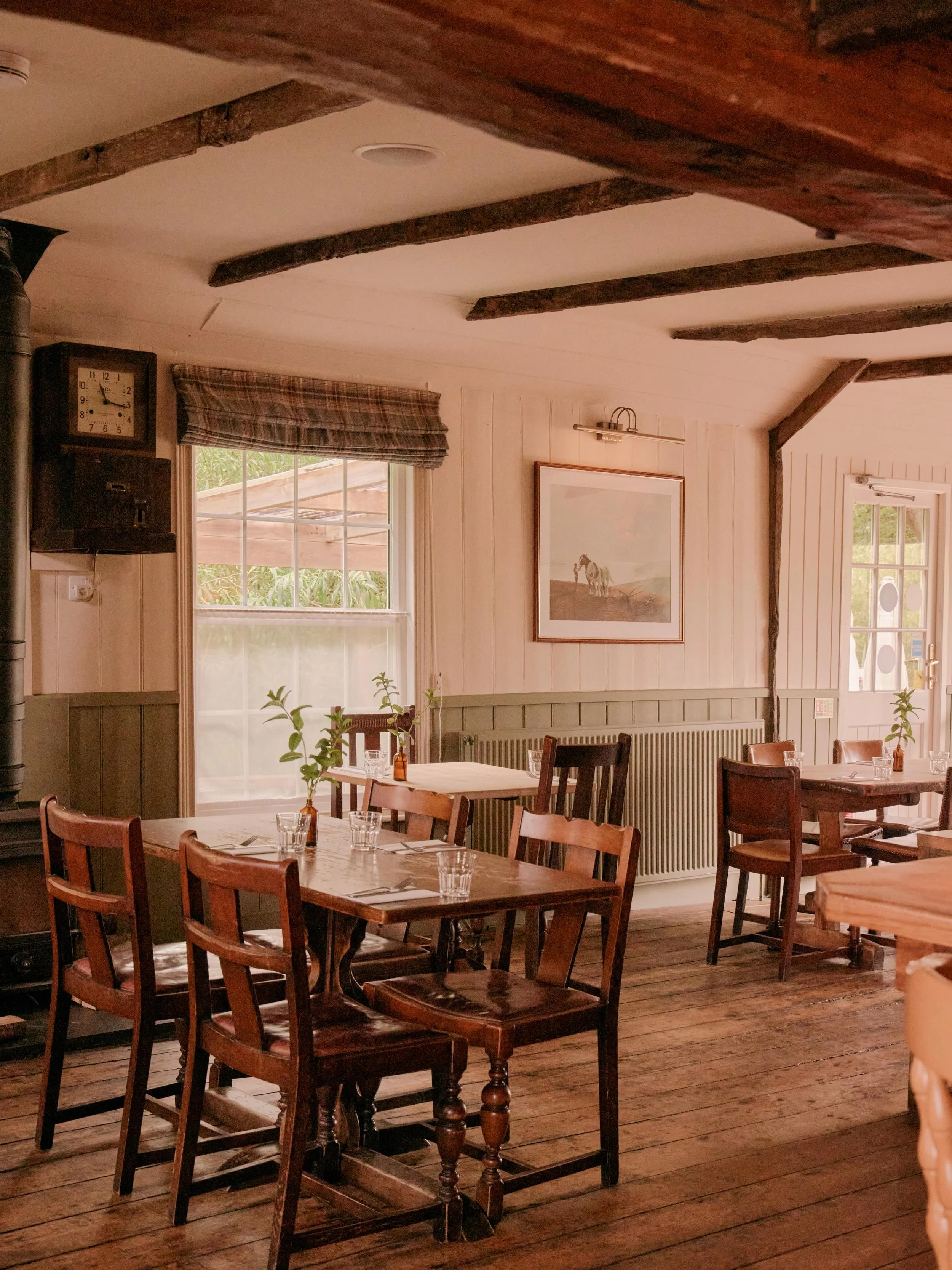The calm before a busy weekend ahead. 

A little self appreciation for our cosy and cool pub interior, whilst everyone is obsessing over the outdoor space. 

🌿 @gimmeabeatuk + @martkyran 
📸 @becabjones
