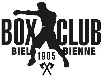 Silhouette eines Boxers in einer Kampfpose, Text 'BOX CLUB' und 'BIEL BIENNE', Jahre '1905' und ein Hammer- und Sichel-Symbol darunter.