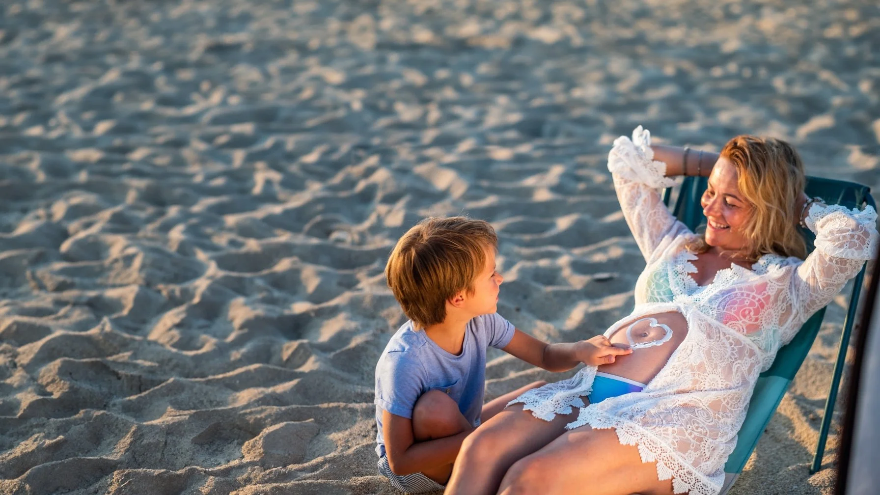Pregnant woman on beach with child for page about egg donation and surrogacy for SCCRM