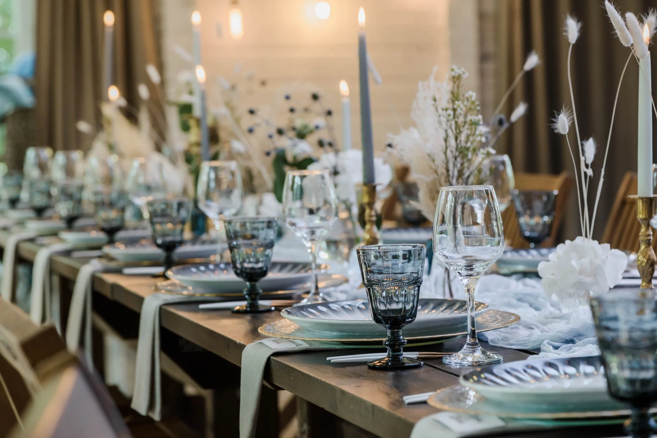 Elegant wedding reception table with neutral décor, candles and floral arrangements.