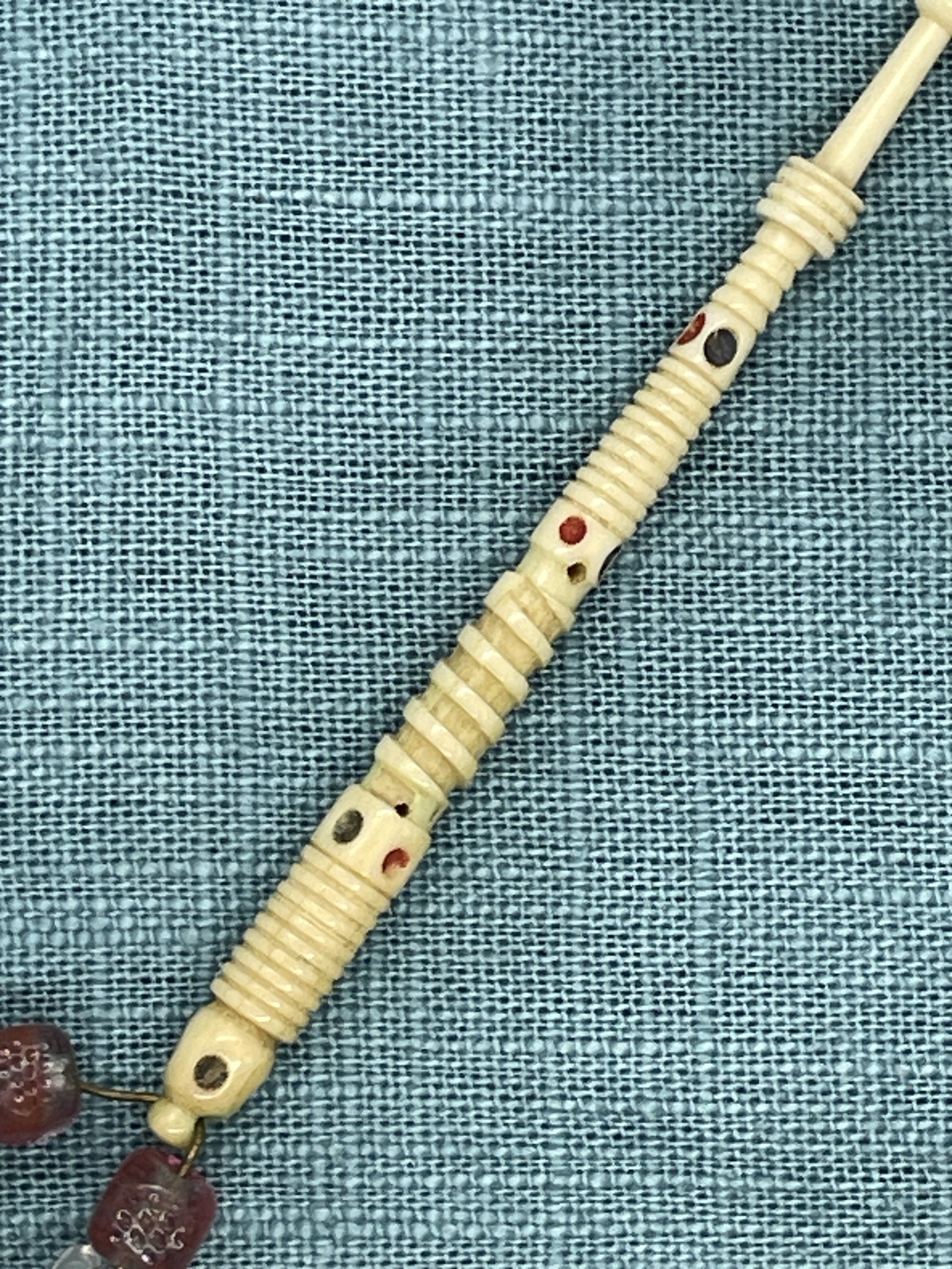 W5 Antique bone bobbin 23-7-26 shaft.JPG