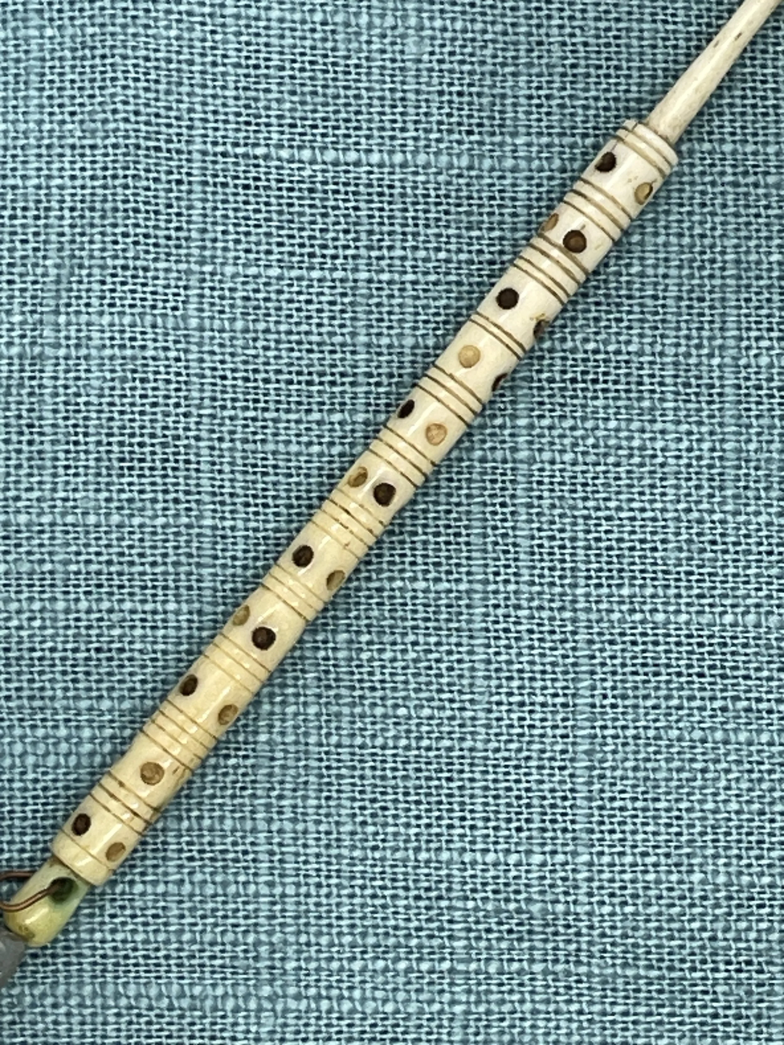W6 Antique bone bobbin 23-7-26 shaft.JPG