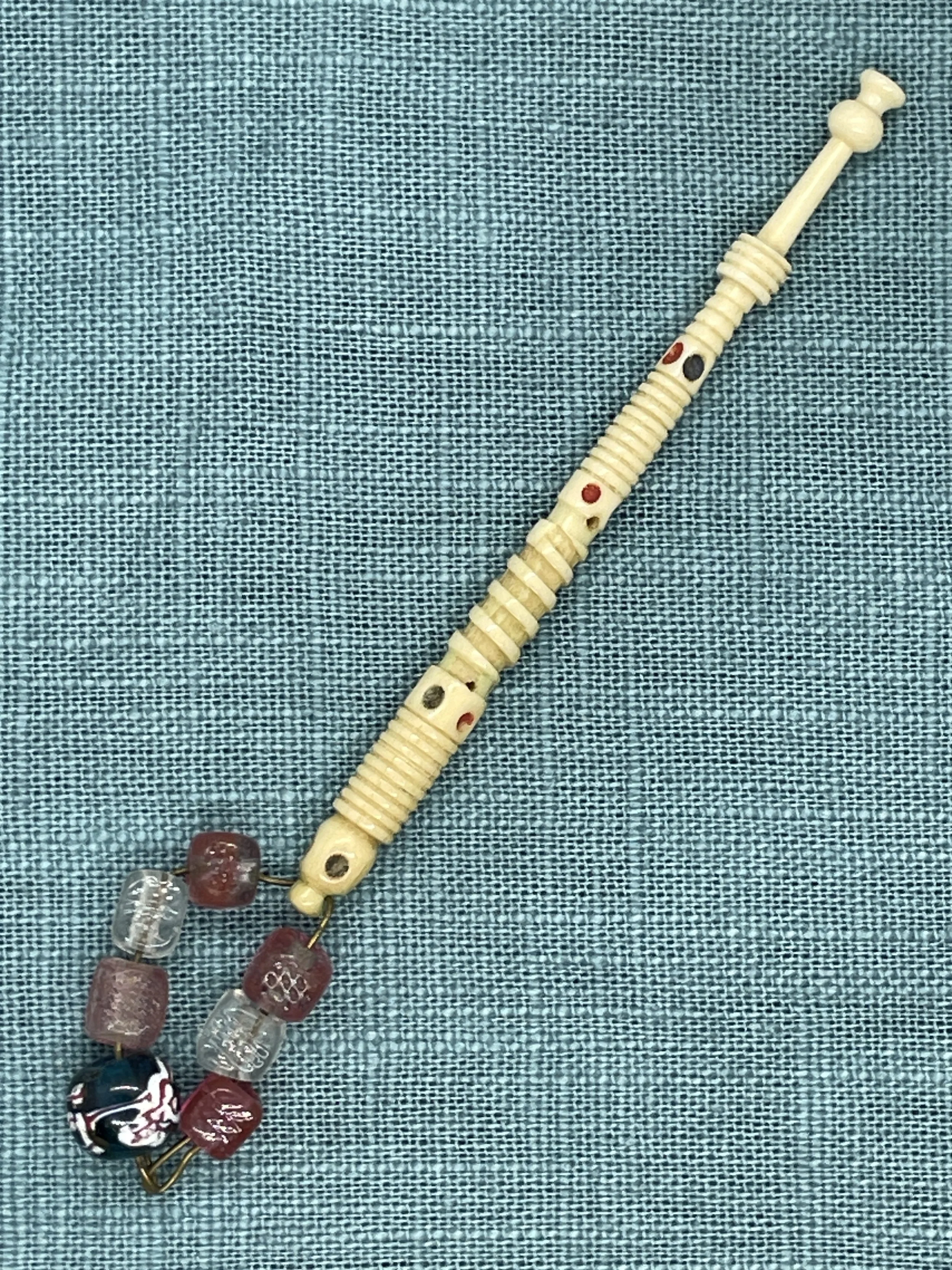 W5 Antique bone bobbin 23-7-26 back.JPG