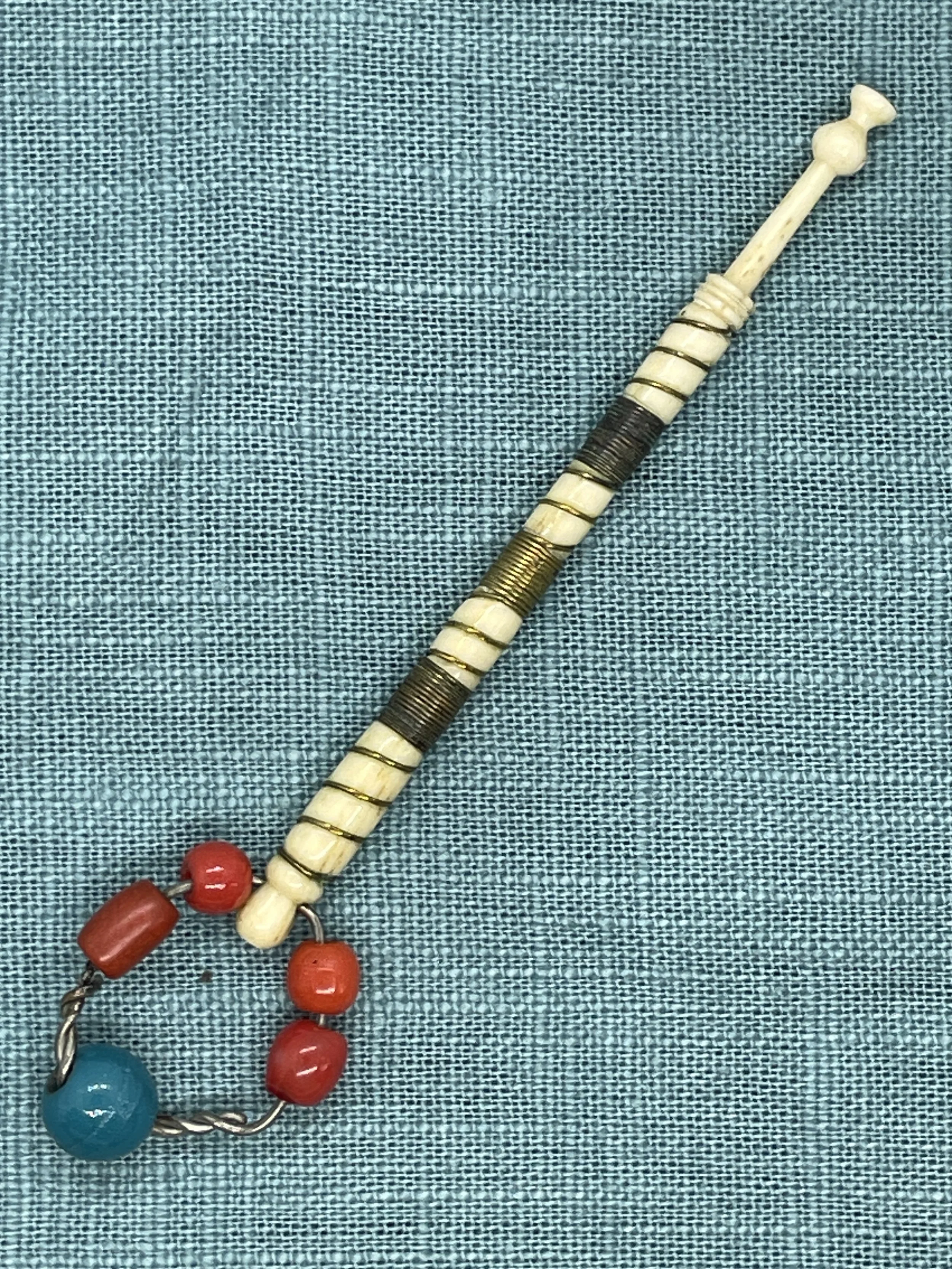 W7 Antique bone bobbin 23-7-26 back.JPG