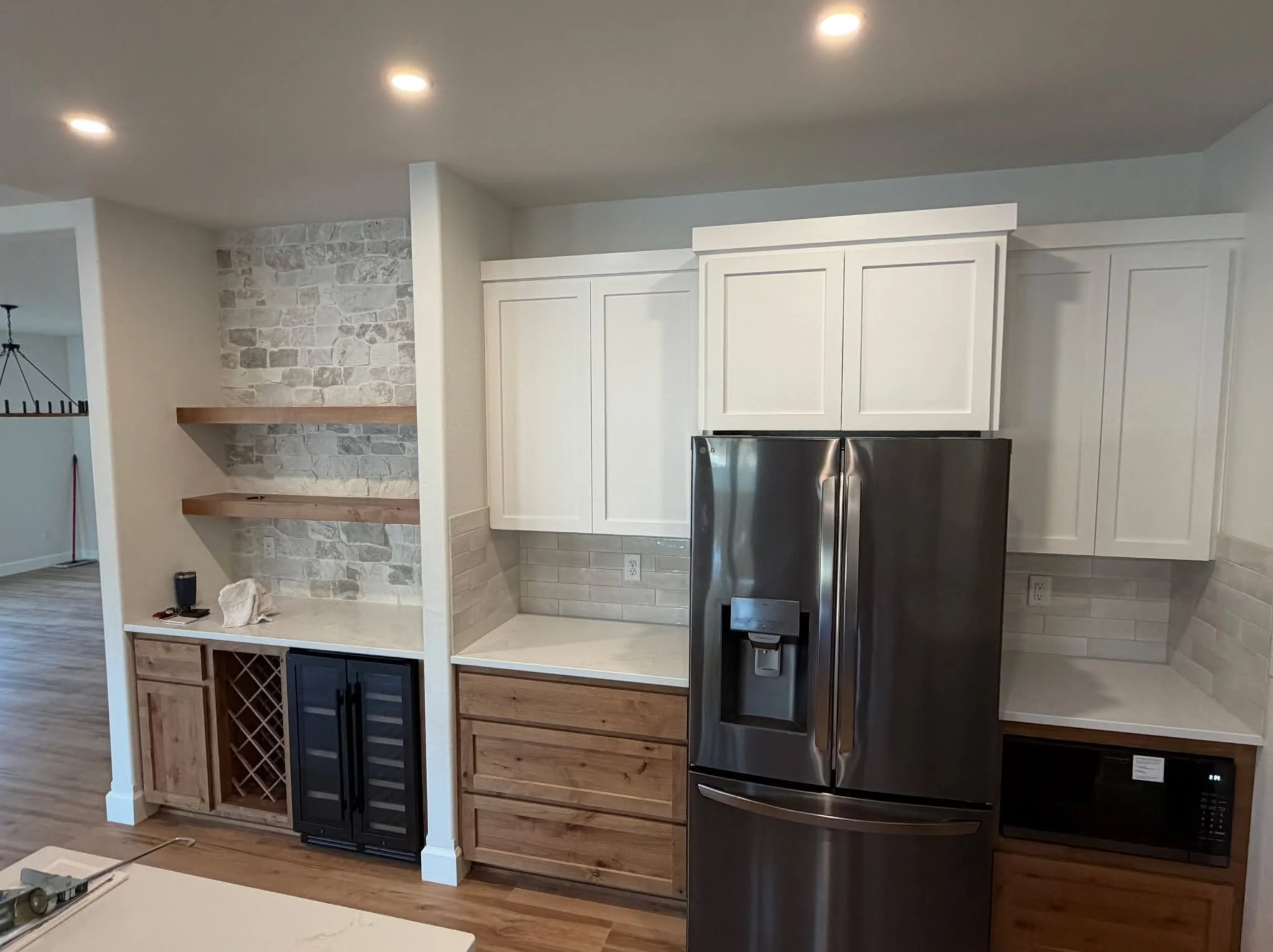 Warm wood tones. Clean lines. Thoughtful storage designed for real life.

This custom kitchen by Cabinetree blends natural texture with timeless cabinetry, creating a space that feels both elevated and effortlessly functional. From the built-in shelv