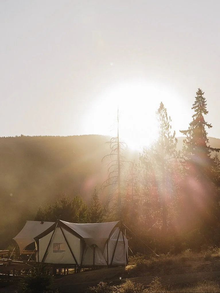 Still dreaming about our launch event with @reesesbookclub at @undercanvasofficial Columbia River &mdash; a summer dream woven with story, community, and the wild beauty of the Pacific Northwest. 
⠀⠀⠀⠀⠀⠀⠀⠀⠀
📚 More moments like this, please.