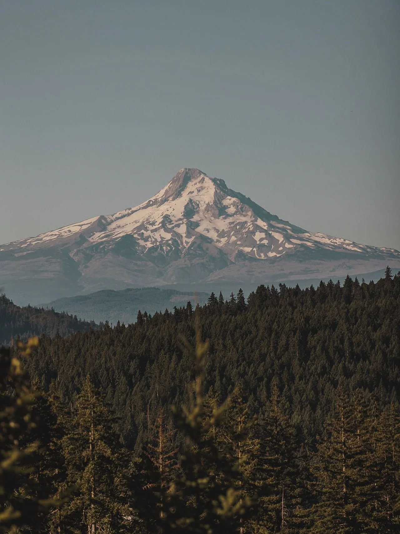 The mountains are calling &mdash; and this time, they&rsquo;re dusted in snow.
⠀⠀⠀⠀⠀⠀⠀⠀⠀
Crisp alpine air, long bluebird days, and the unmistakable energy of winter in full swing. From Park City to Jackson Hole, Aspen to Big Sky &mdash; the season br