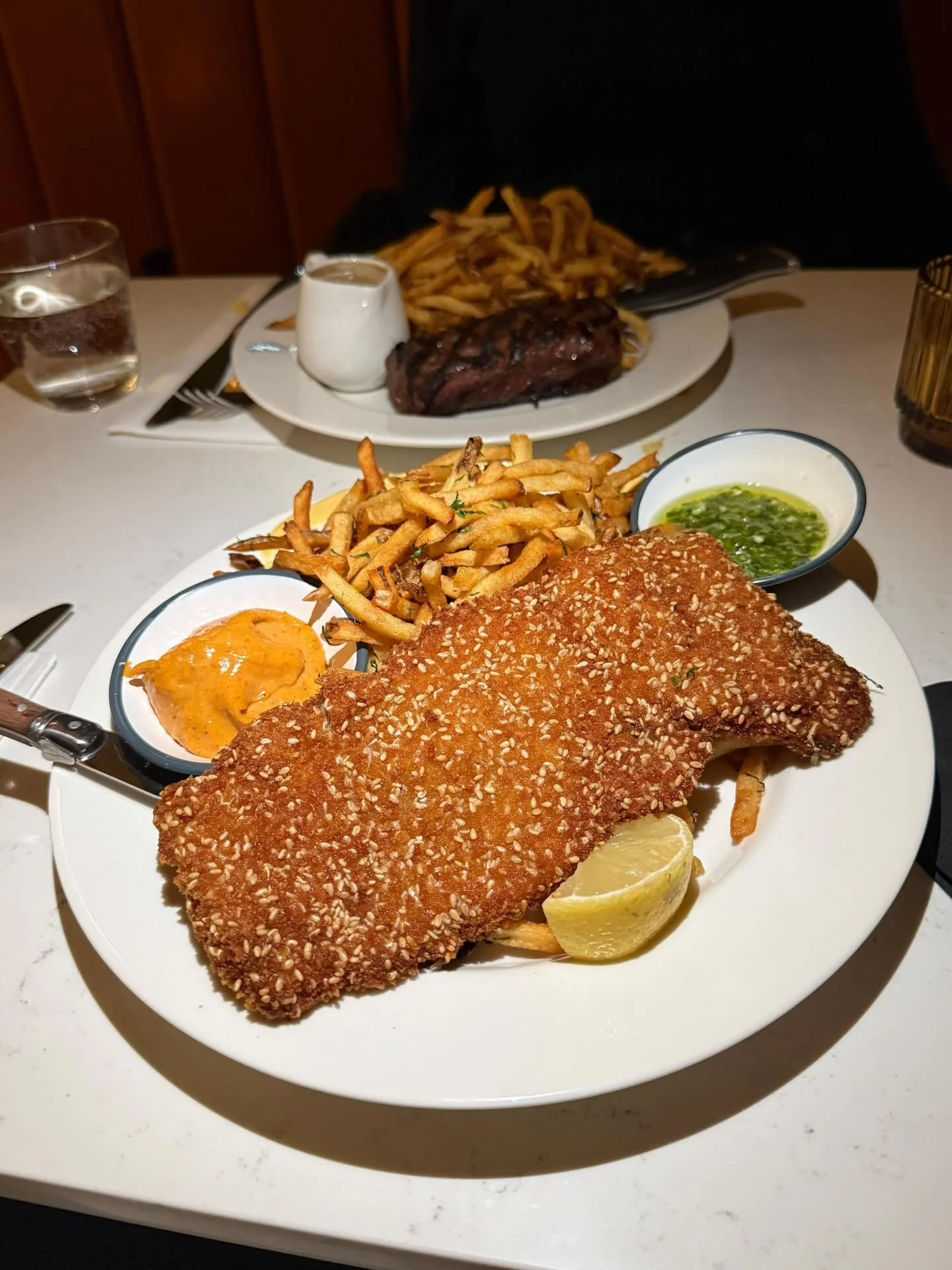 welcome to the UES @shooshoo_nyc !! Serving fresh, contemporary Mediterranean cuisine with an emphasis on Tel Avivian staples. Their newest UES location is beautiful &amp; opens today, 12/15, on the corner of 77th &amp; 2nd.

What we had&mdash; 
🍹Mi