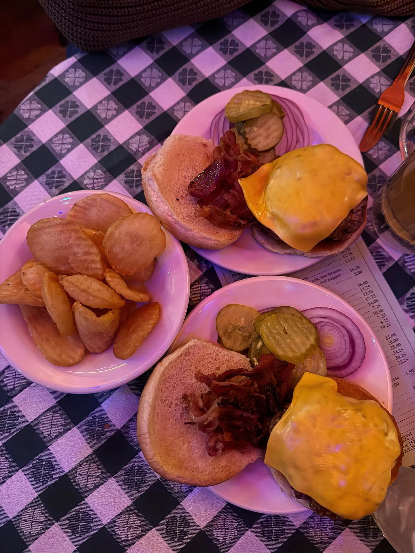 ideal order: bacon cheeseburger, fries &amp; a cup of chili (so underrated) from UES staple @jgmelon_nyc 🍔🍉