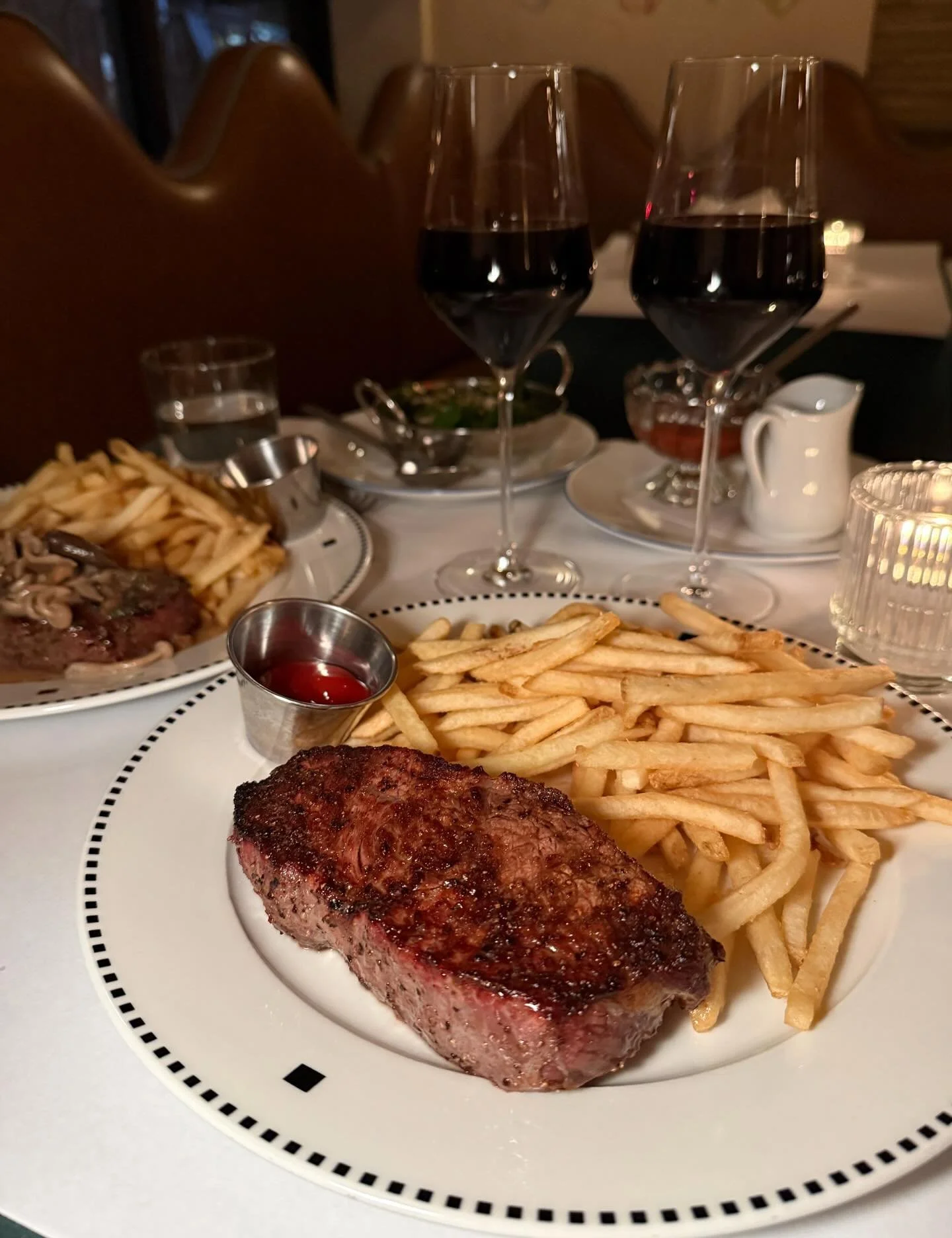 flex frites, a cozy pop-up steakhouse has arrived upstairs at @flexmussels through 2/15! enjoy prix-fixe steak offerings starting at $47 served with a fresh salad &amp; unlimited golden fries.

What we had&mdash;
🍣 spicy tuna handrolls&mdash; loved 