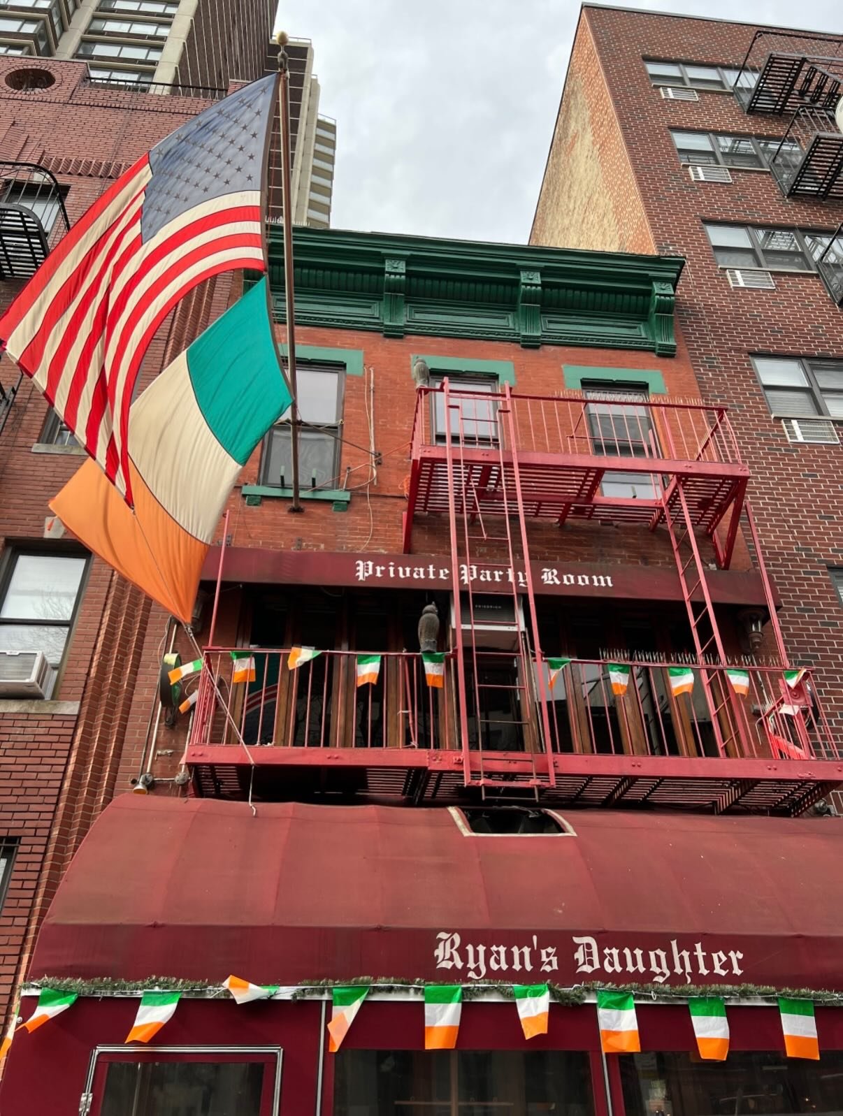 happy st. patrick&rsquo;s day🍀🍺!! fun day on the UES, full guide on where to celebrate on my website (link in bio)