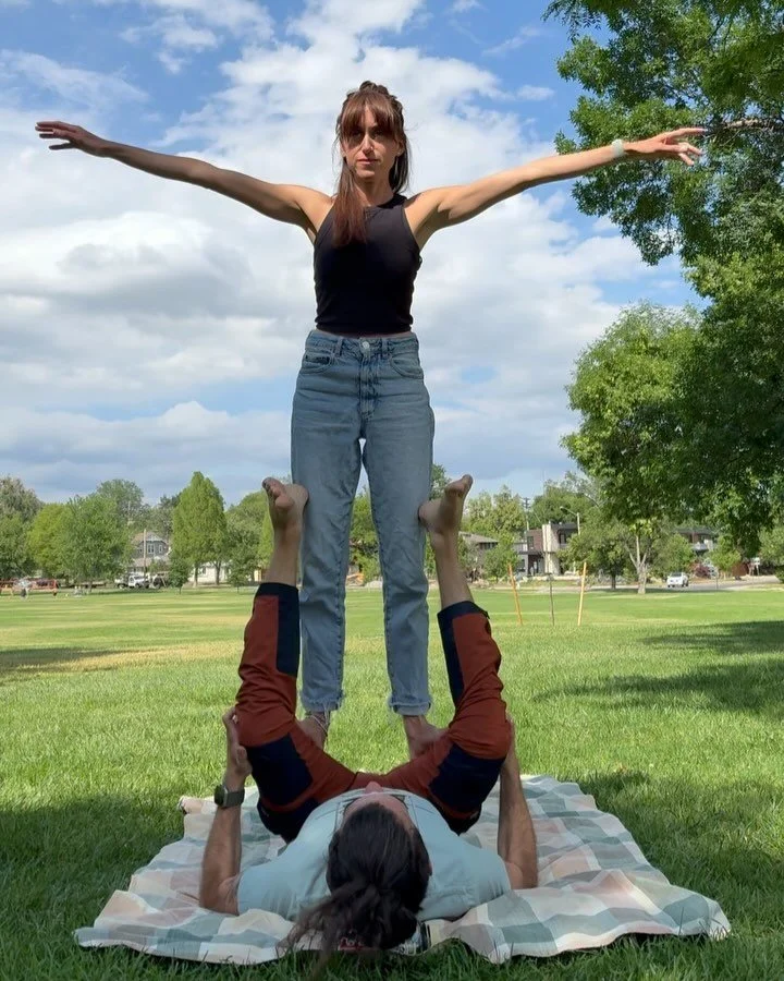A fun little eggbeater drill in preparation for our Happy Baby Basing class at @acrodaycamp! 
#acro #acrowashingmachine #acrofestival #partneracrobatics