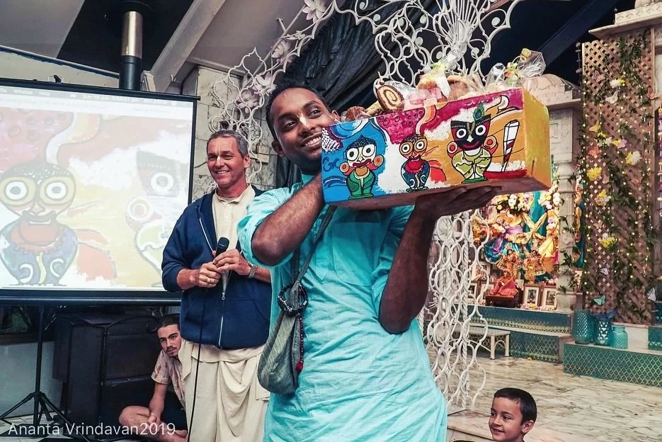 This year, we are starting old traditions again! Local artists have been busy at work, painting beautiful pots to be auctioned at this years festival 🤍✨
See you there! On Sunday, June 16th, starting at 9.50am with the procession leaving from the tem