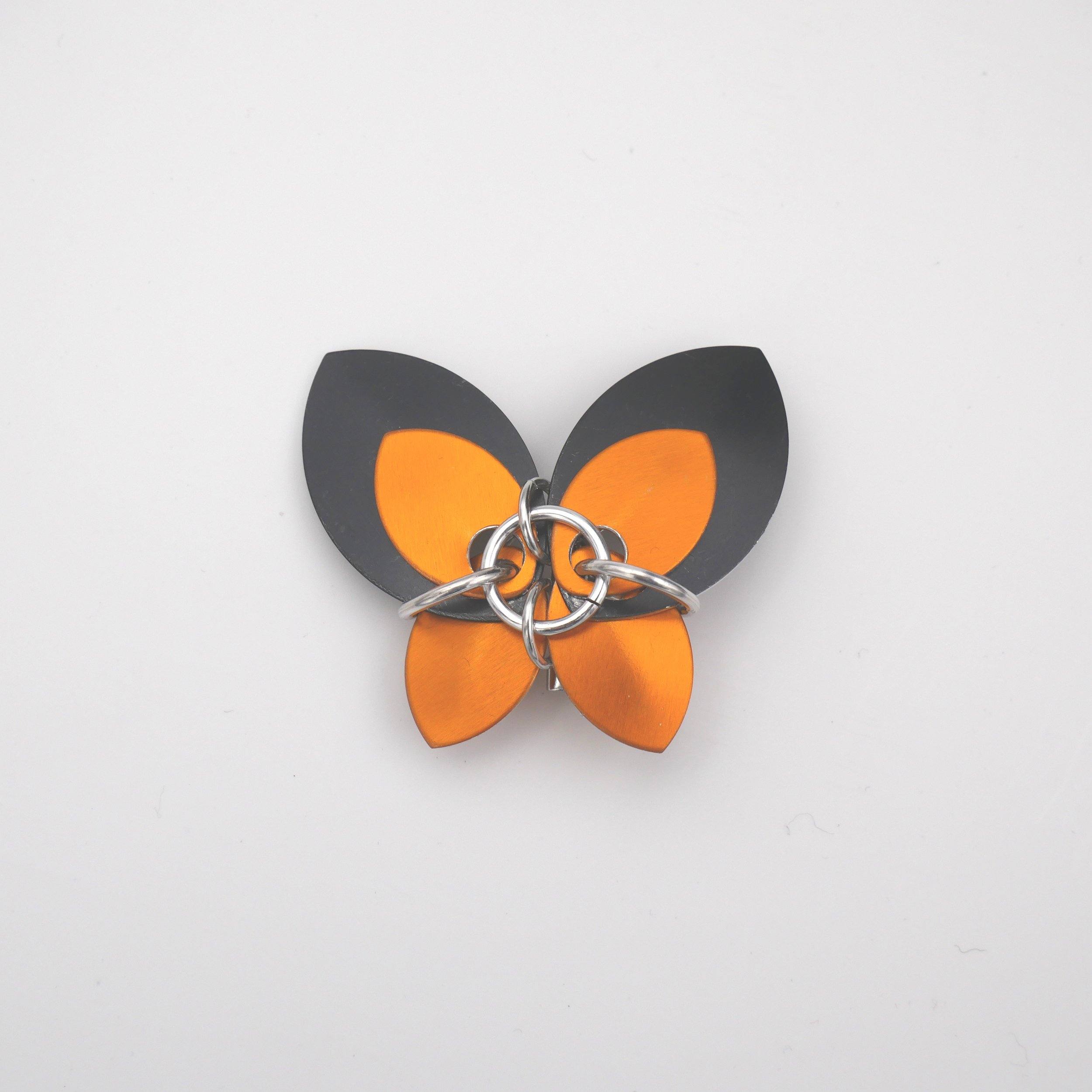 Broche_Papillon_Noir_Orange_1-2.jpg