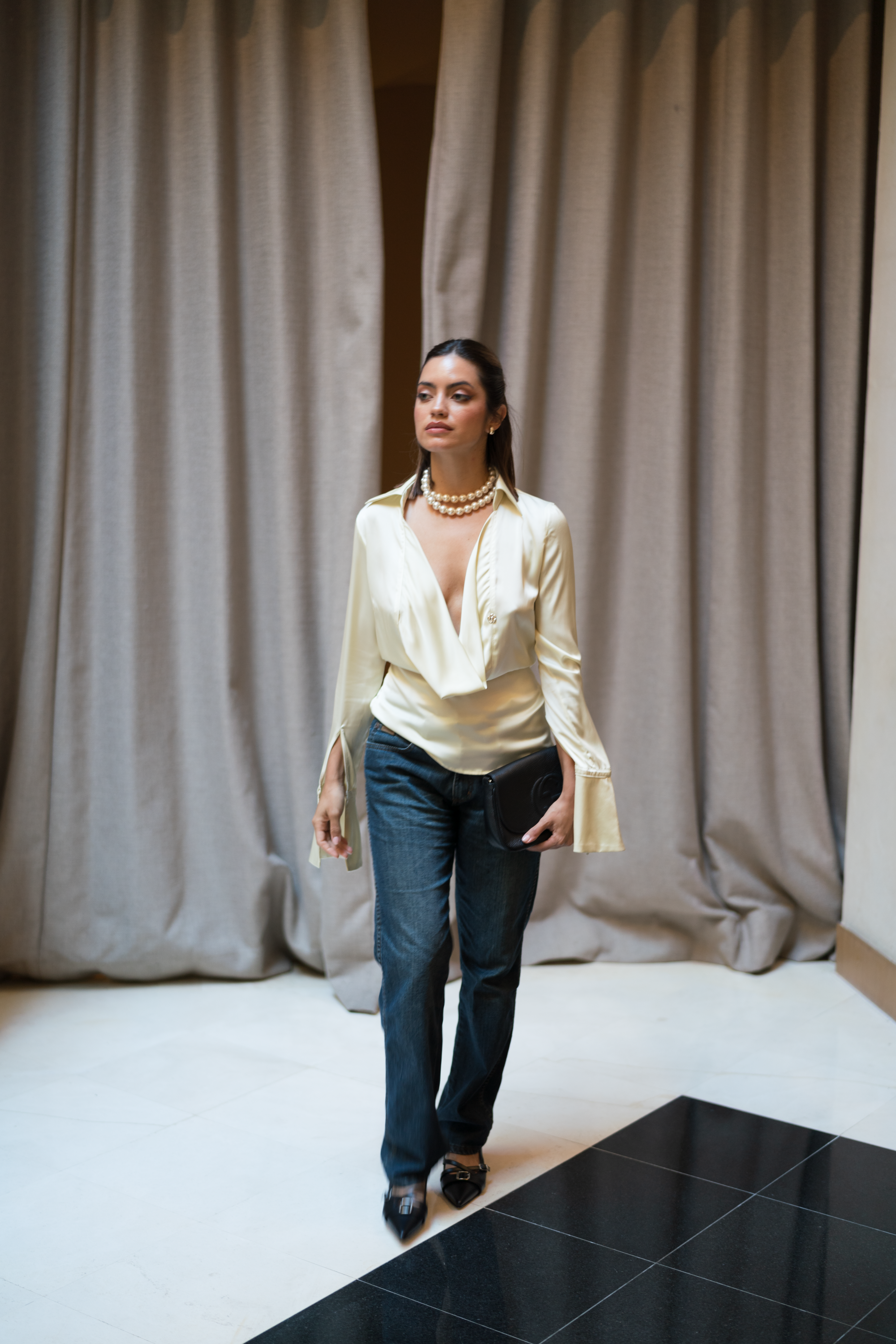 Moment de branding visuel raffiné en stylisme éditorial