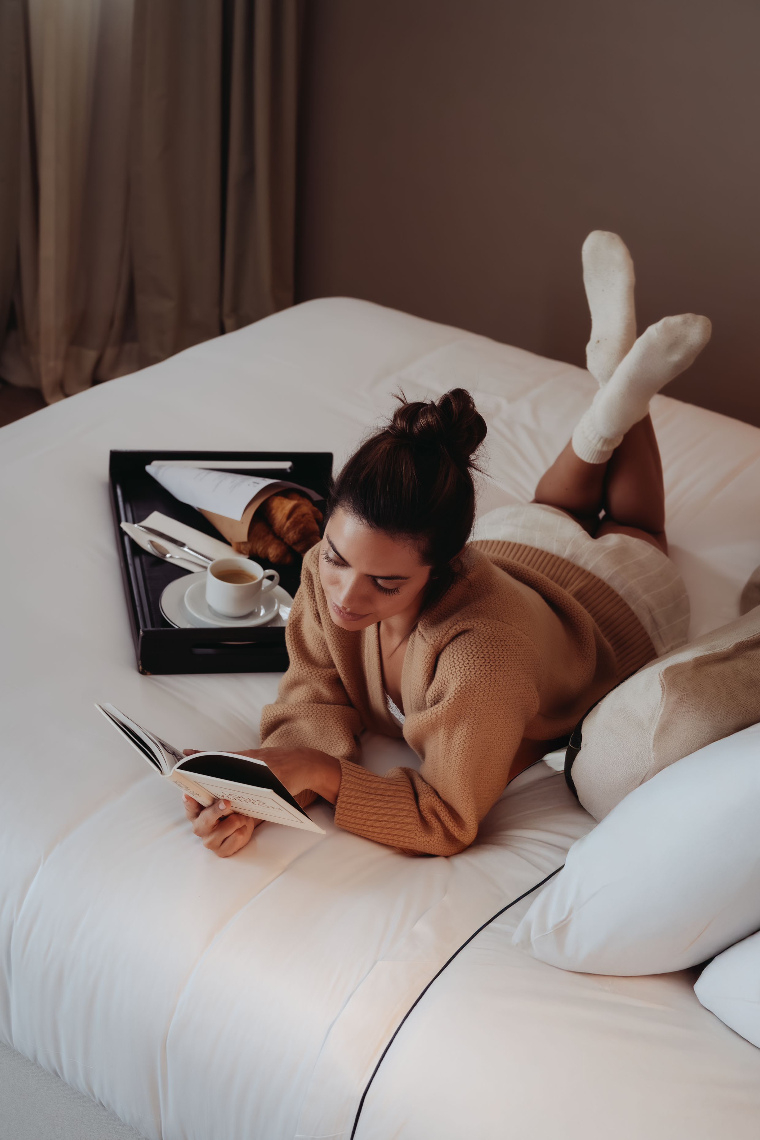 Prise de vue en extérieur d’outfit élégant pour magazine de mode