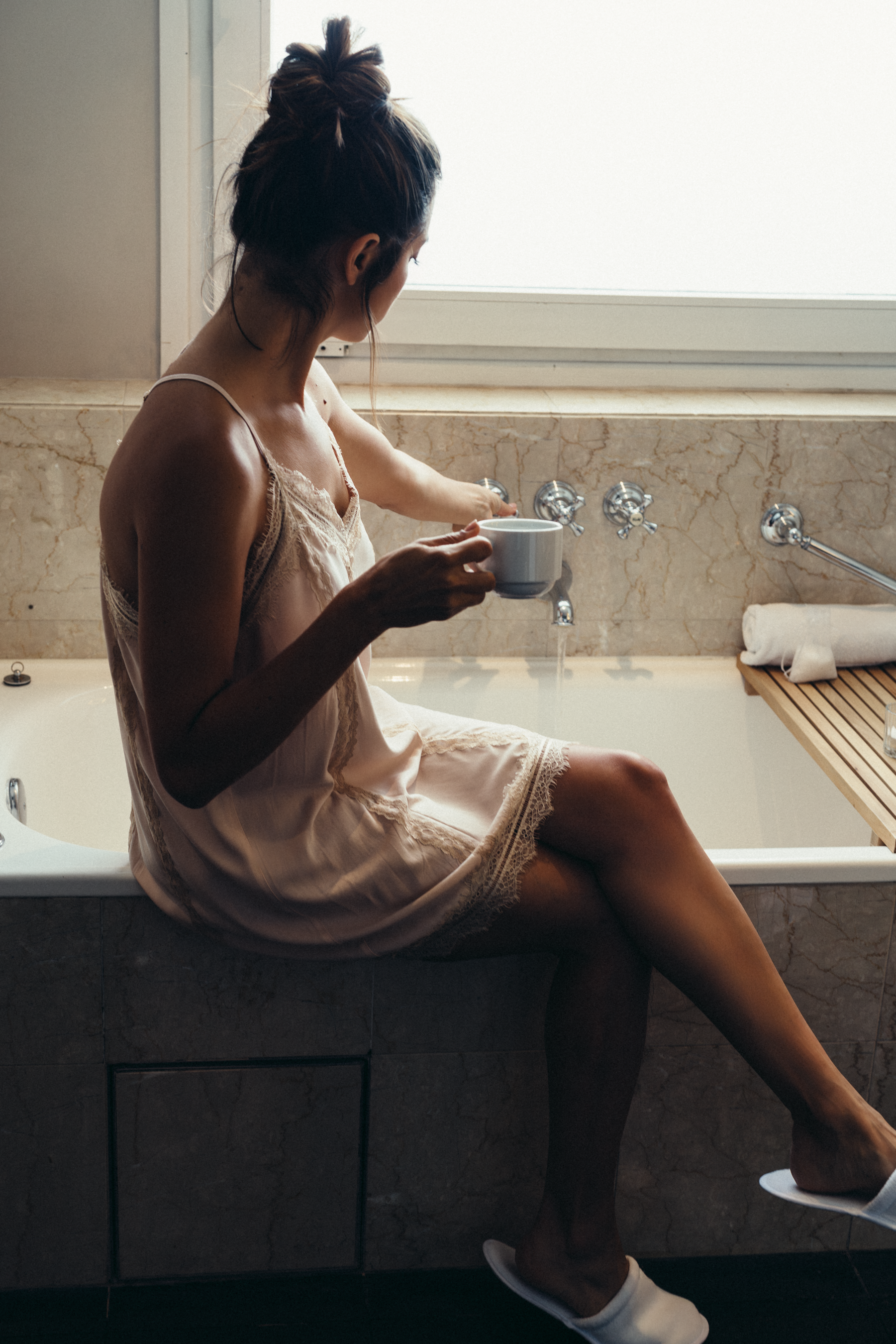 Gros plan sur un détail stylisé luxueux en séance magazine