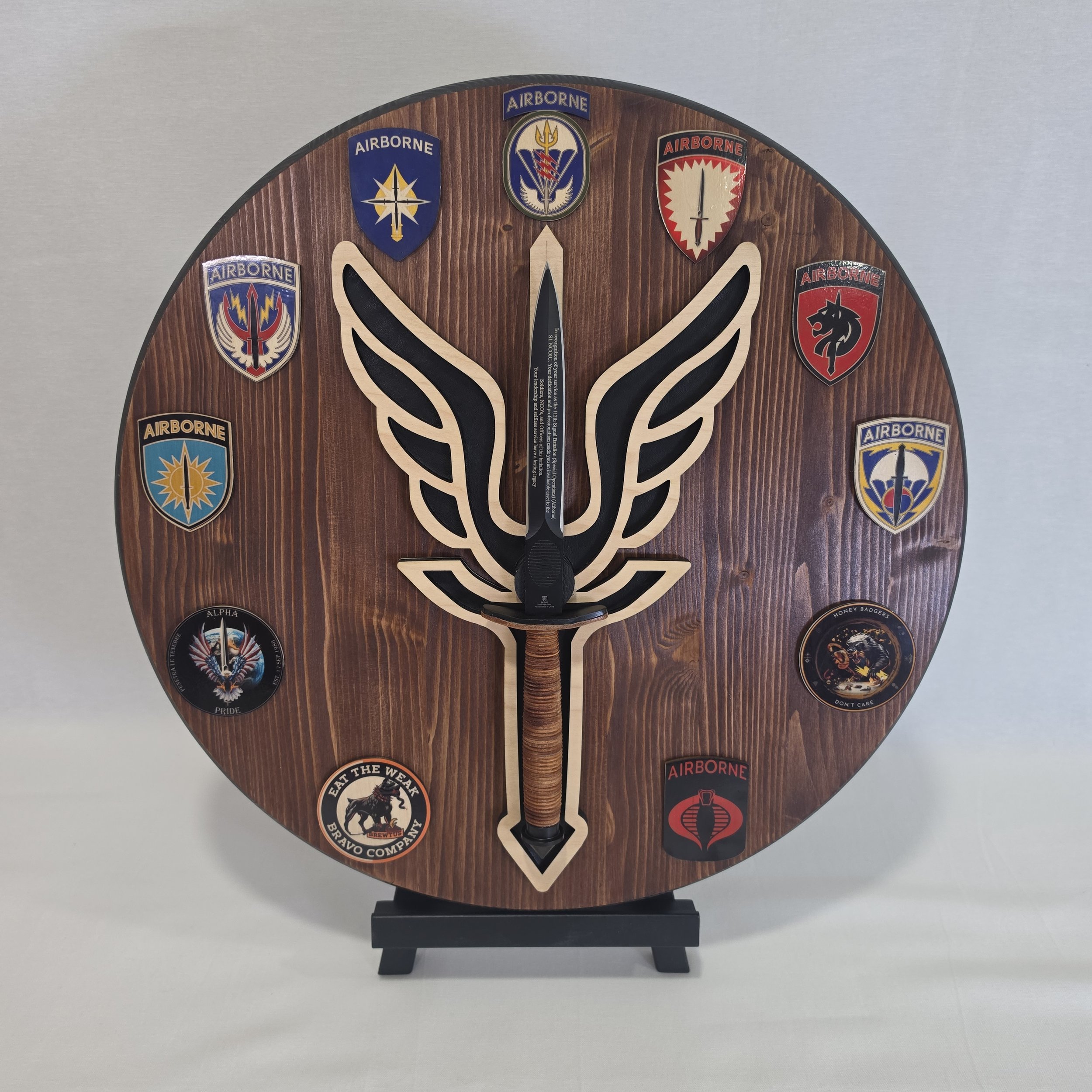 18-inch Round Plaque with Magnetic Knife Holder