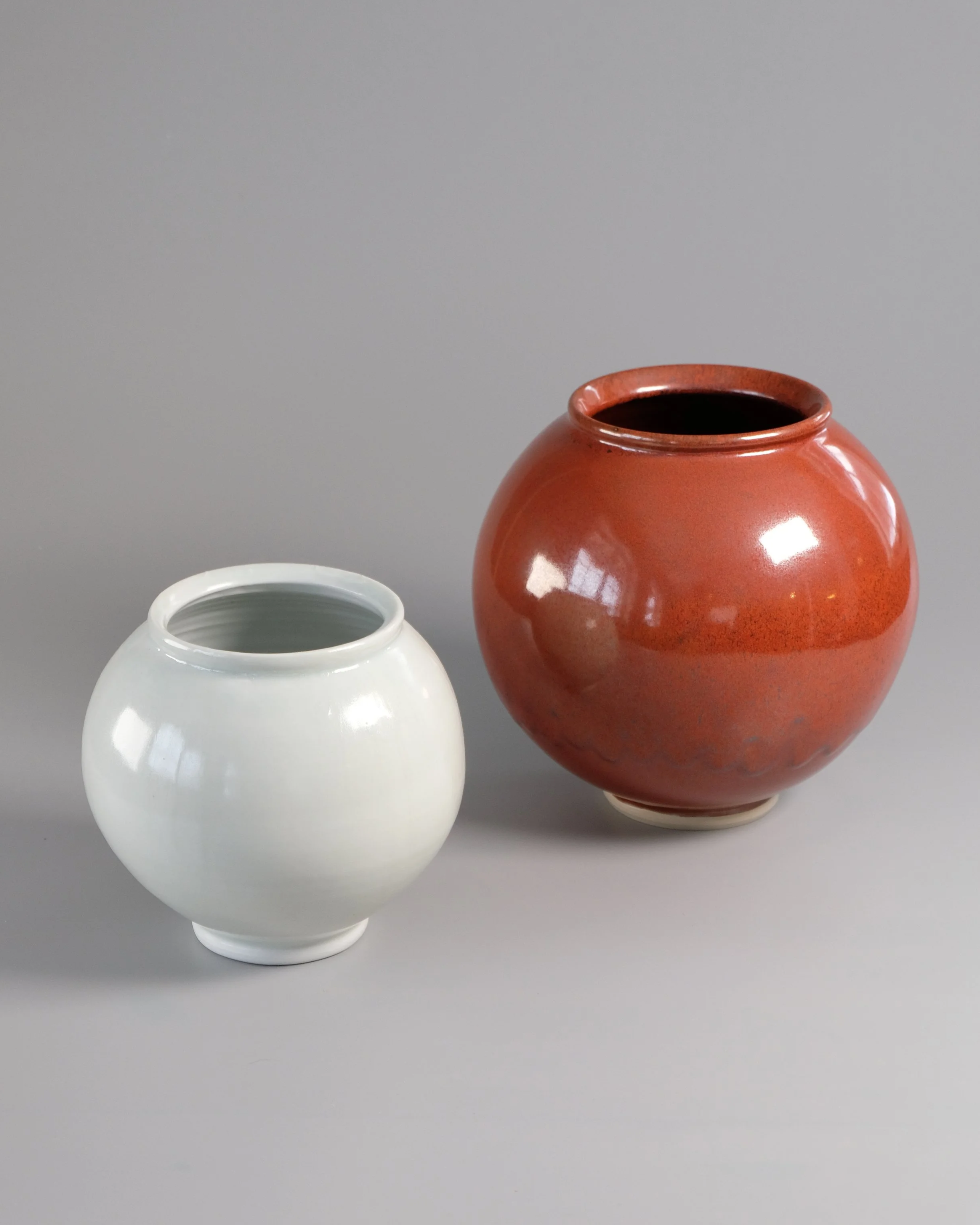 Månekrukker eller koreanske moon jars i steingods og porselen