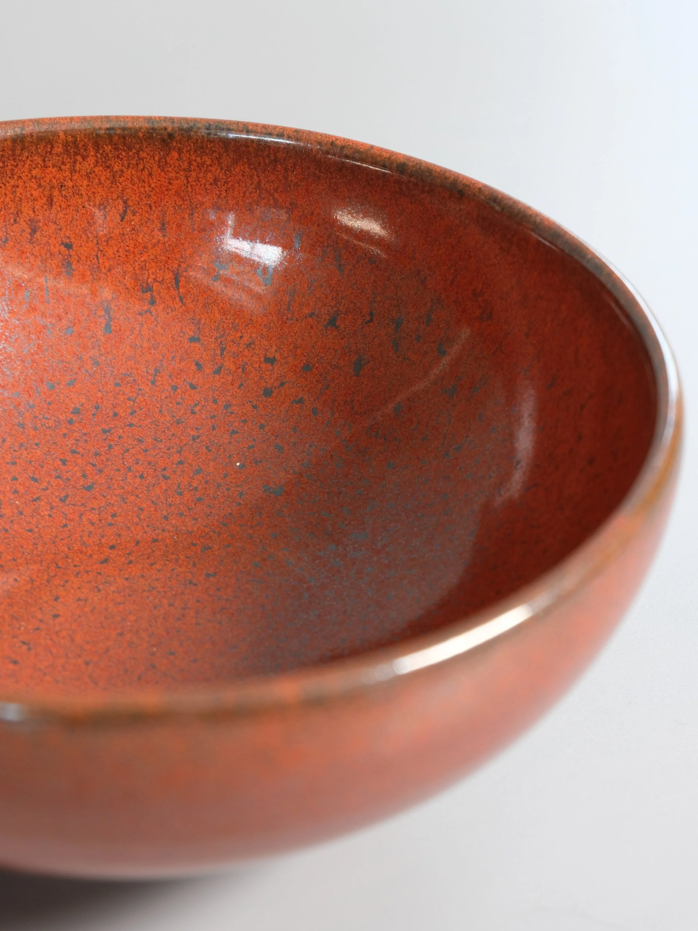 Hånddreid skål i porselen med jernholdig glasur. Brent med kontrollert nedkjøling for en helt spesiell glasurkjemi