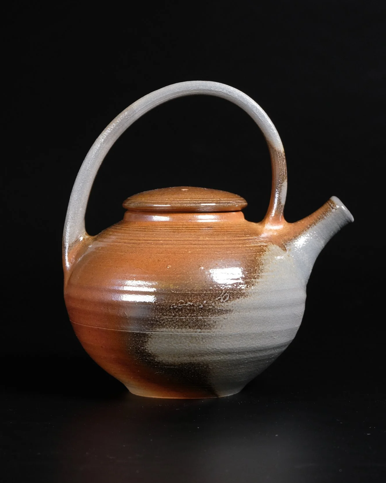 norsk håndverk keramikk. Tekanne i steingods, vedfyrt i en trainkiln. mye flashing og askeeffekt