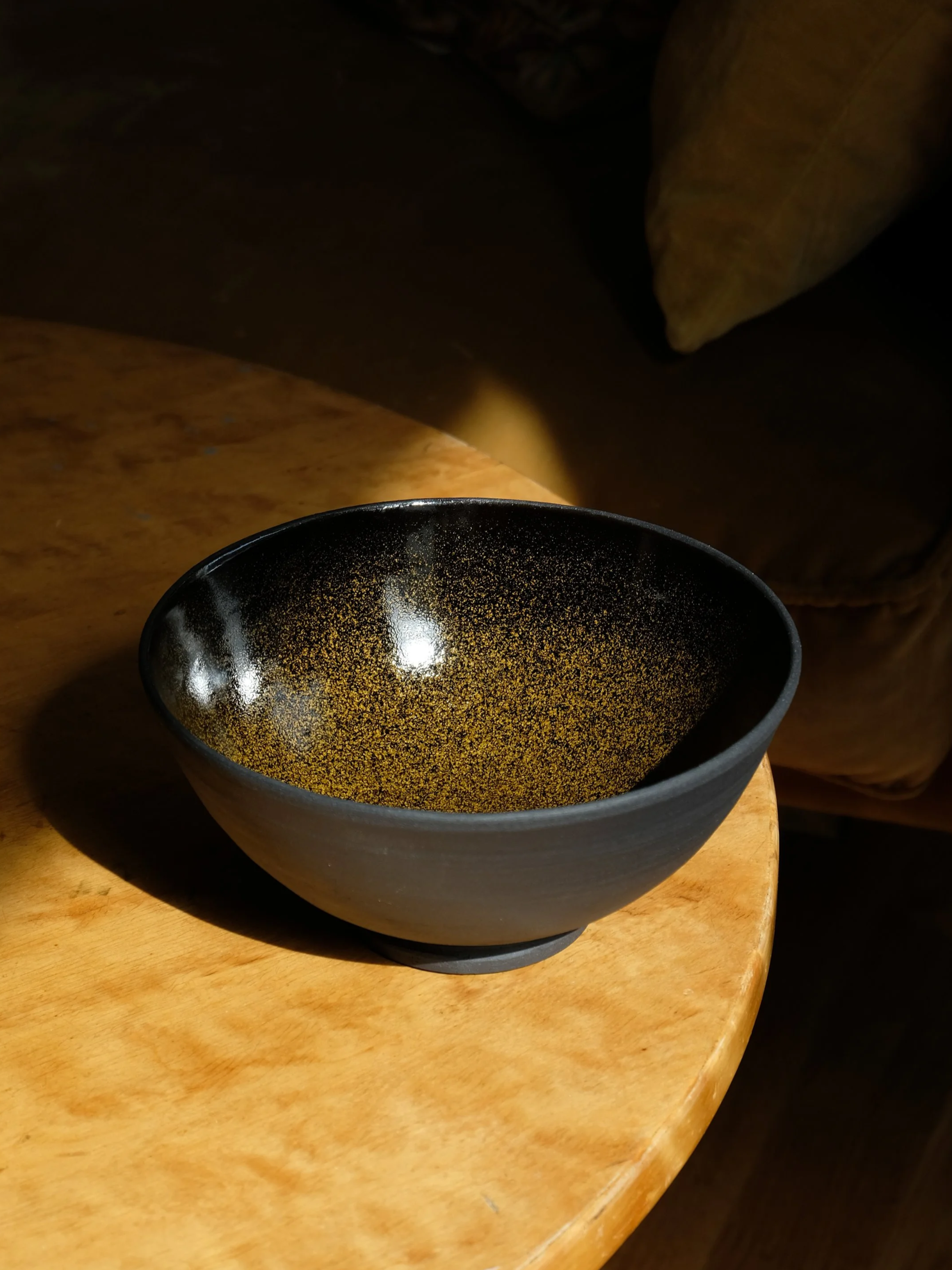 hånddreid svart steingodsskål med teadust glasur