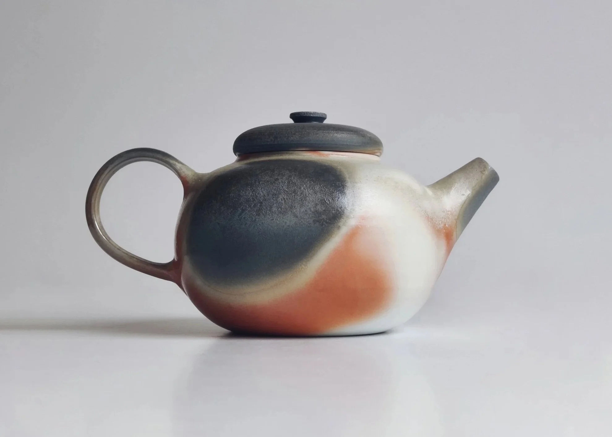 uglasert, hånddreid porselenskanne vedbrent i trainkiln