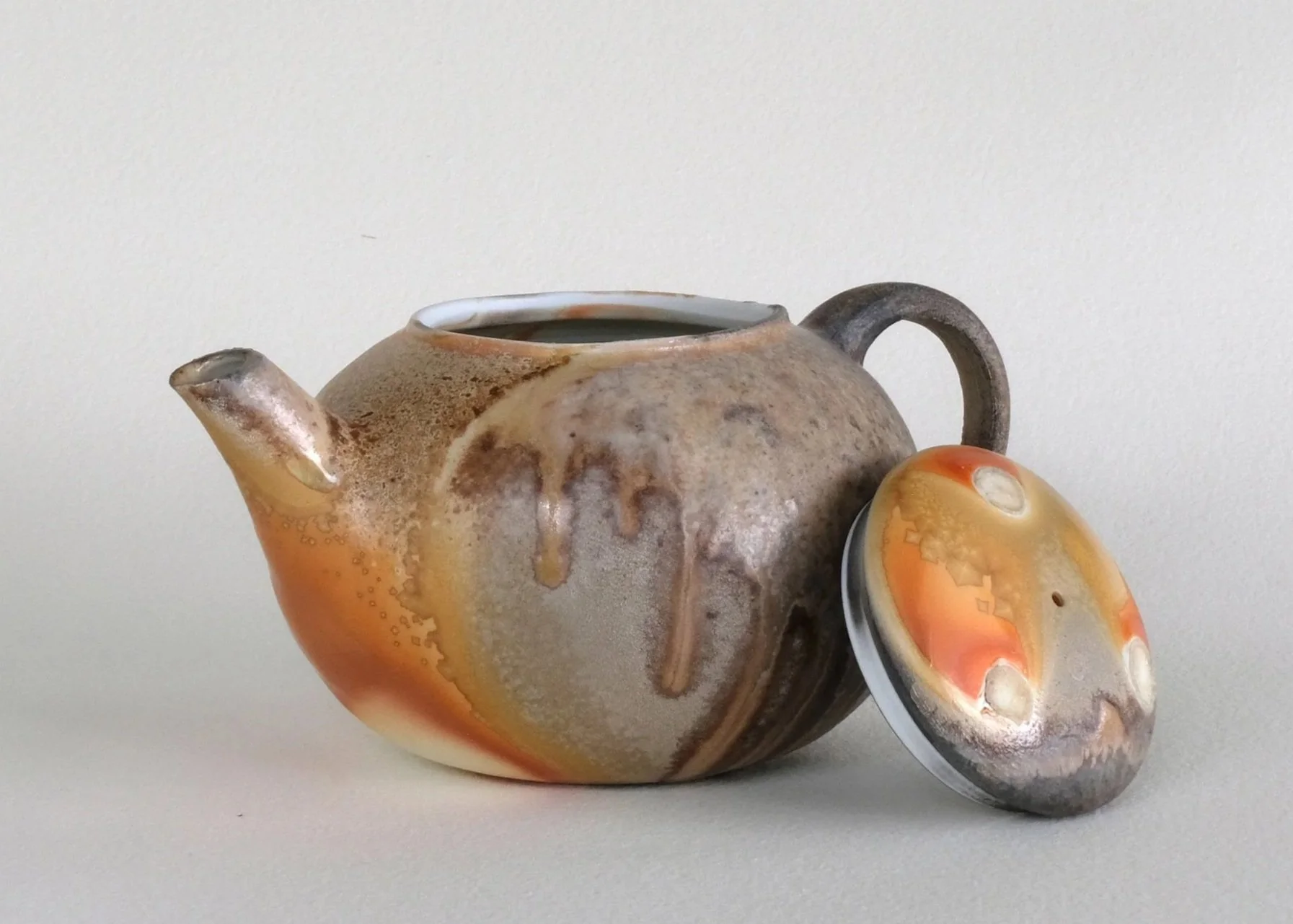 helt spesiell tekanne med askeglasur og krystaller som oppstår i nedkjøling av ovnen. Brent i trainkiln