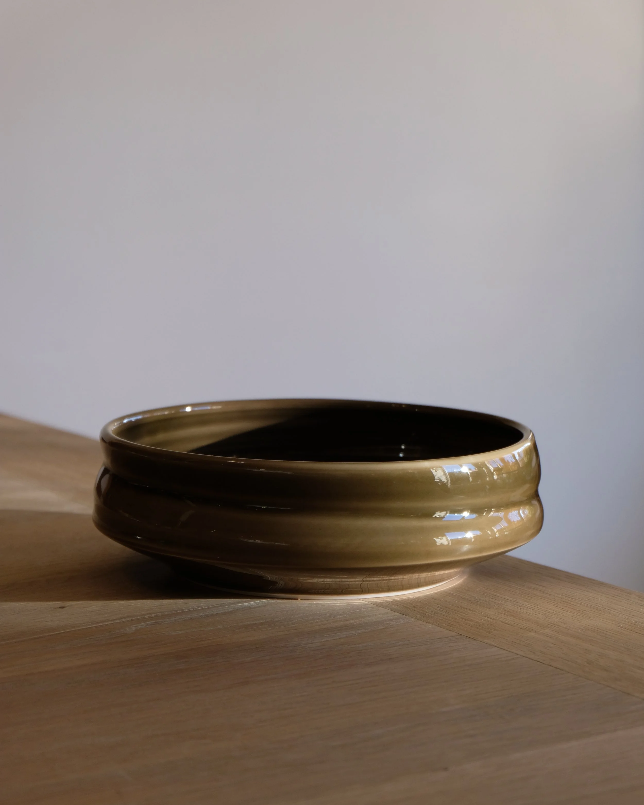 Serveringsfat eller salatbolle i celadon glasur. Hånddreid i åprselen og reduksjonsbrent med ved