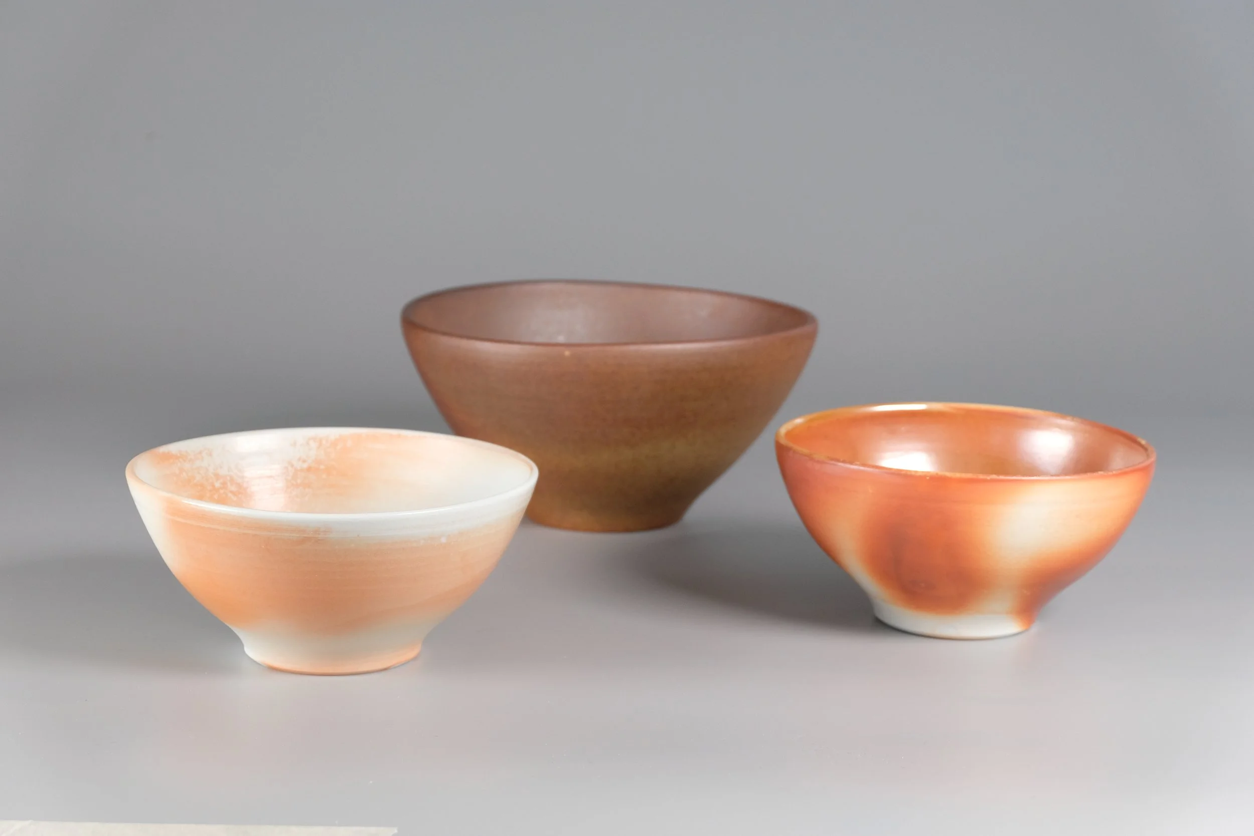 vedbrent keramikk, skåler i porselen og steingods