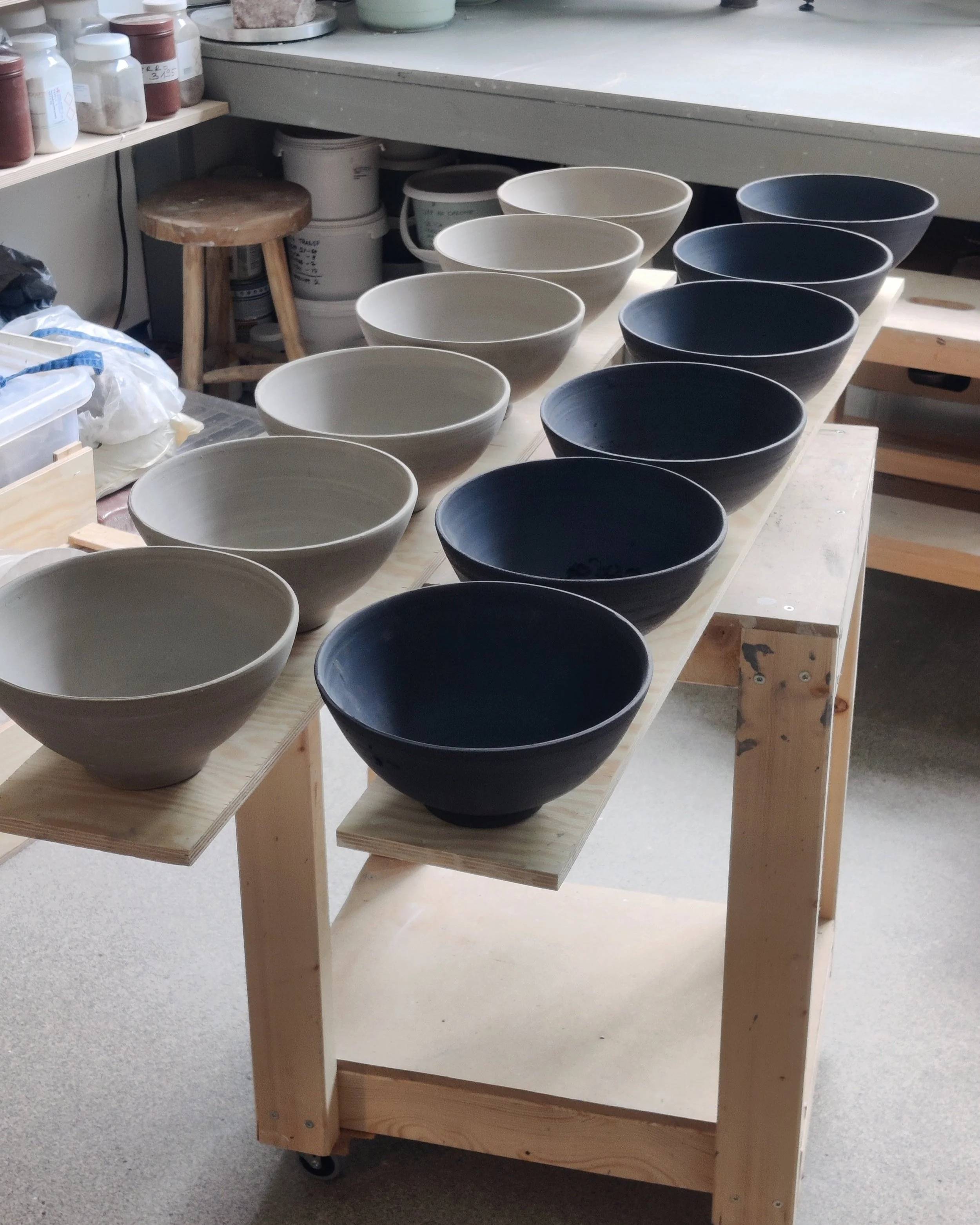 Håndlaget keramikk for servering i restaurant og cafe laget av keramiker med svennebrev i håndverket