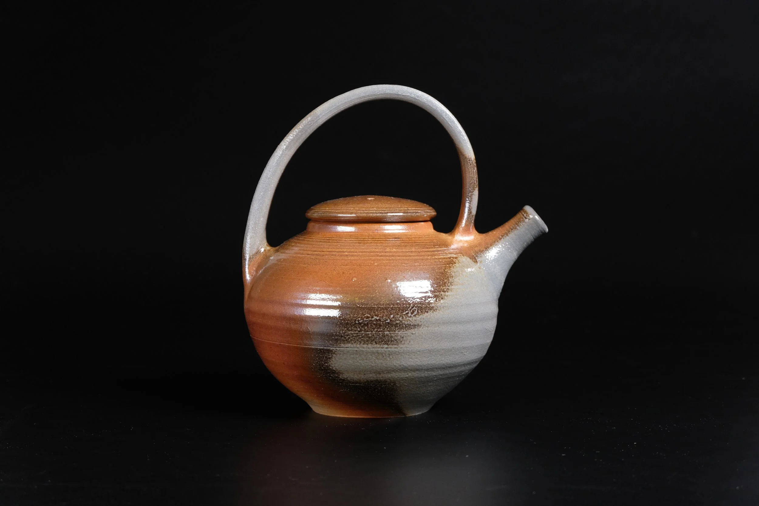 Vedfyrt tekanne i steingods brent med ved ien trainkiln i to døgn