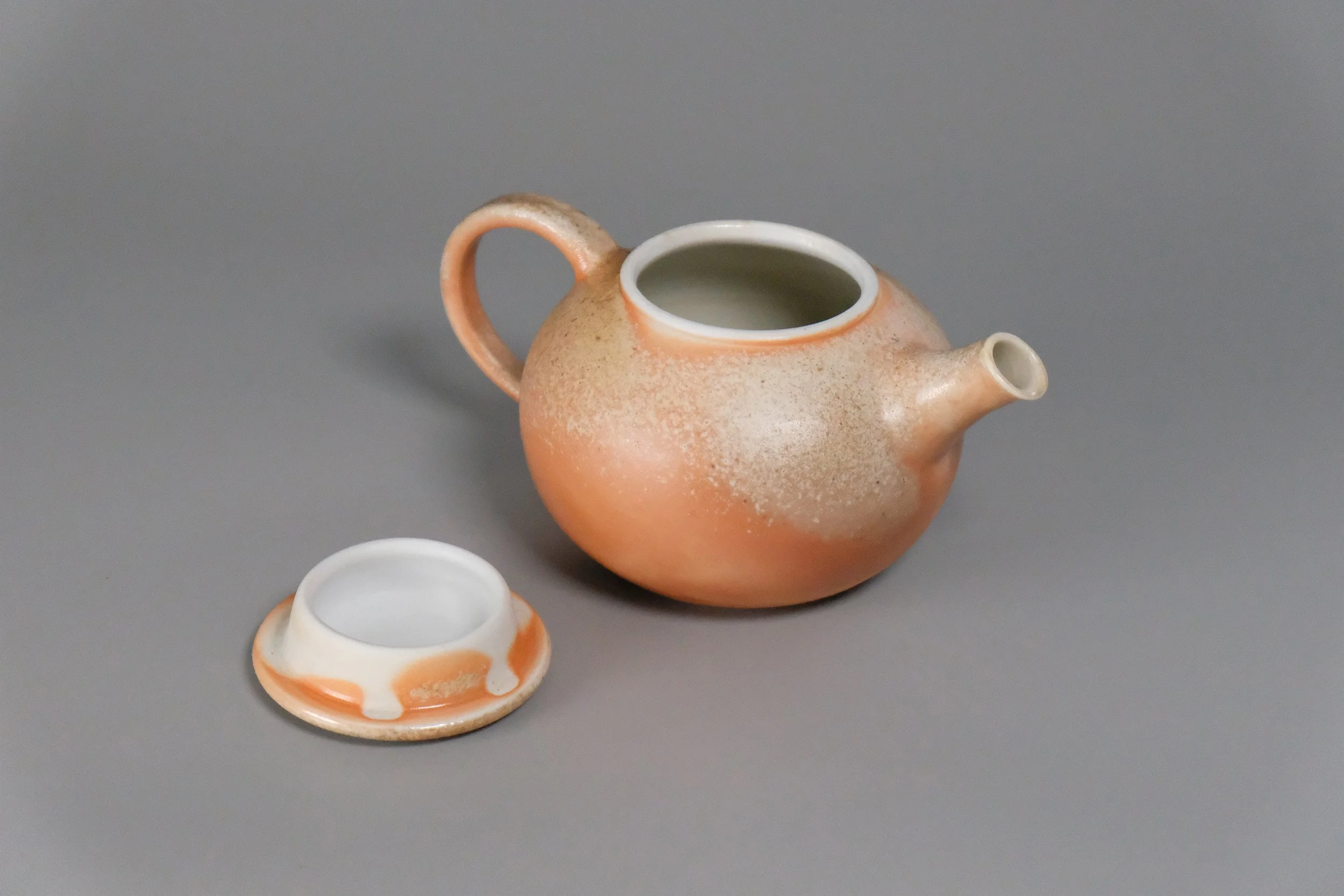 tekanne i porselen, hånddreid og brent på høy temperatur med ved i en train kiln