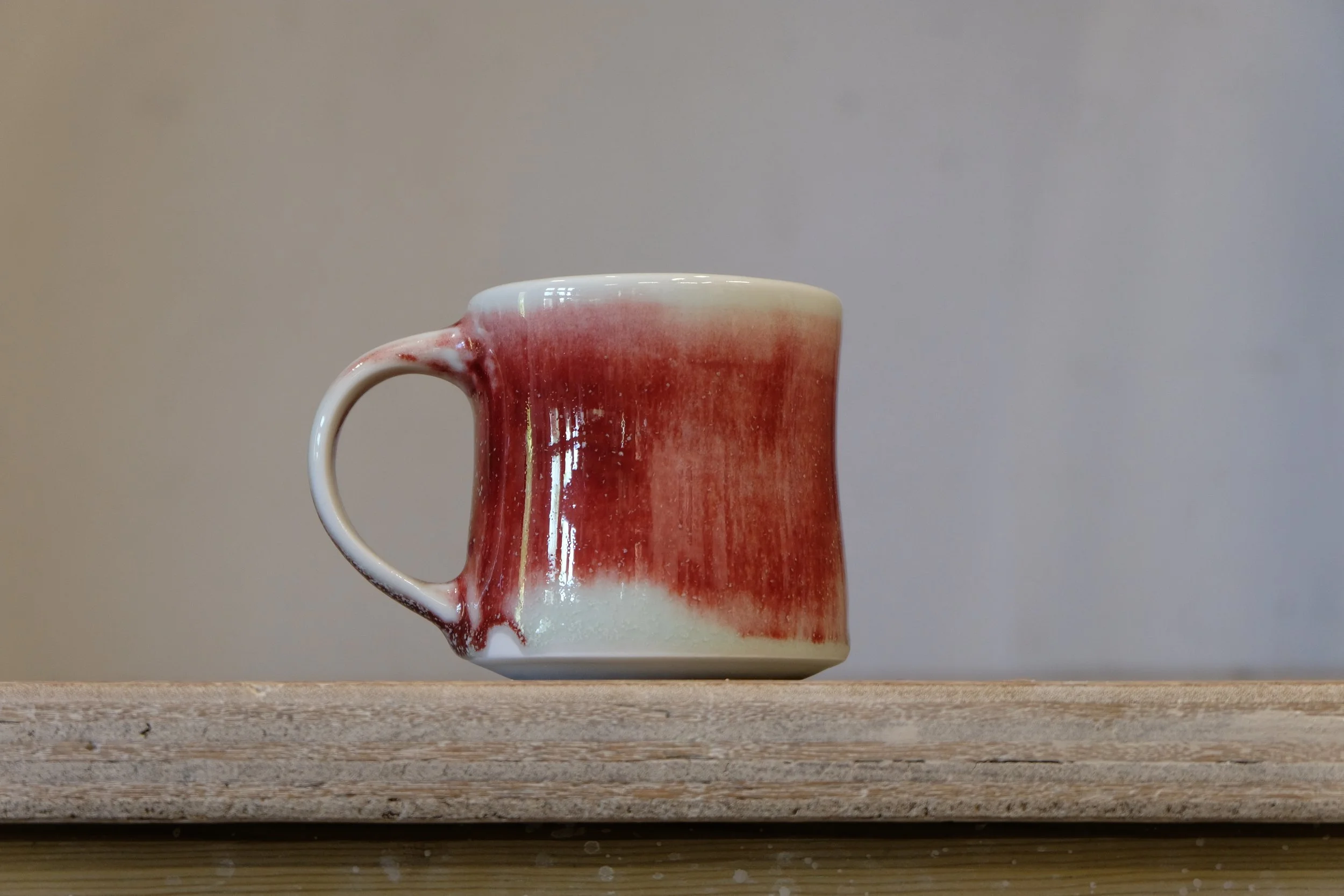 vedbrent kopp i porselen med okseblodglasur