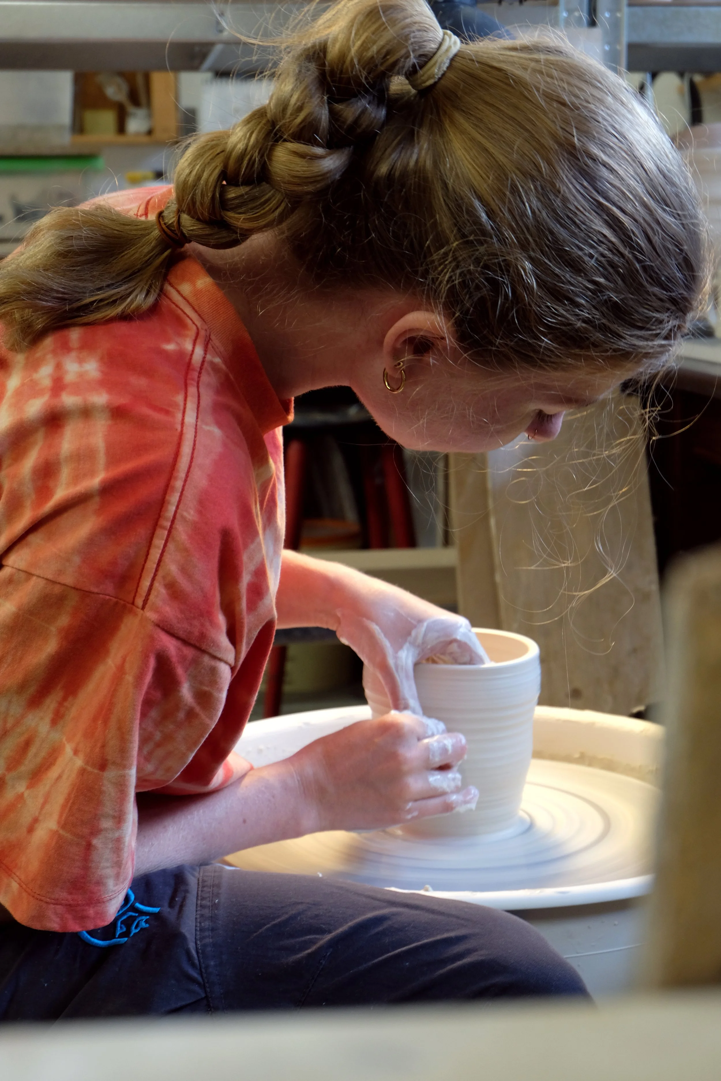 keramiker i verkstedet som jobber med det kermaiske håndverket og produserer håndlaget keramikk i porselen og steingods